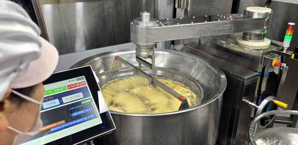 1일 오후 제주여자상업고등학교 조리실에서 전국 최초로 도입한 AI 기반 조리로봇을 이용한 새우튀김 과정을 시연하고 있다. 2025.12.1  연합뉴스