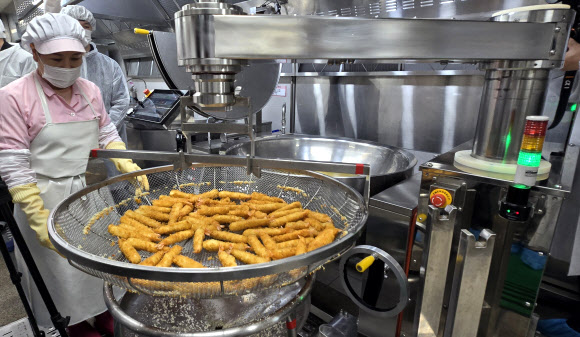1일 오후 제주여자상업고등학교 조리실에서 전국 최초로 도입한 AI 기반 조리로봇을 이용한 새우튀김 과정을 시연하고 있다. 2025.12.1  연합뉴스