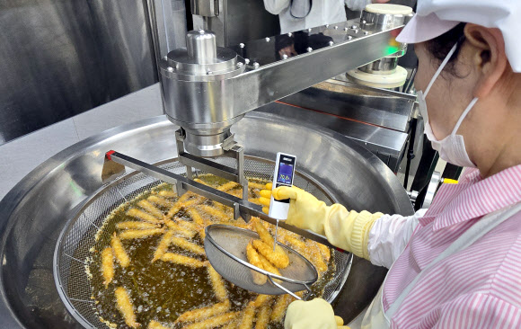 1일 오후 제주여자상업고등학교 조리실에서 전국 최초로 도입한 AI 기반 조리로봇을 이용한 새우튀김을 하며 튀김의 온도를 측정하고 있다. 2025.12.1  연합뉴스