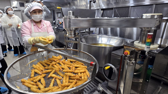 1일 오후 제주여자상업고등학교 조리실에서 전국 최초로 도입한 AI 기반 조리로봇을 이용한 새우튀김 과정을 시연하고 나서 잘 익었는지 보여주고 있다. 2025.12.1  연합뉴스