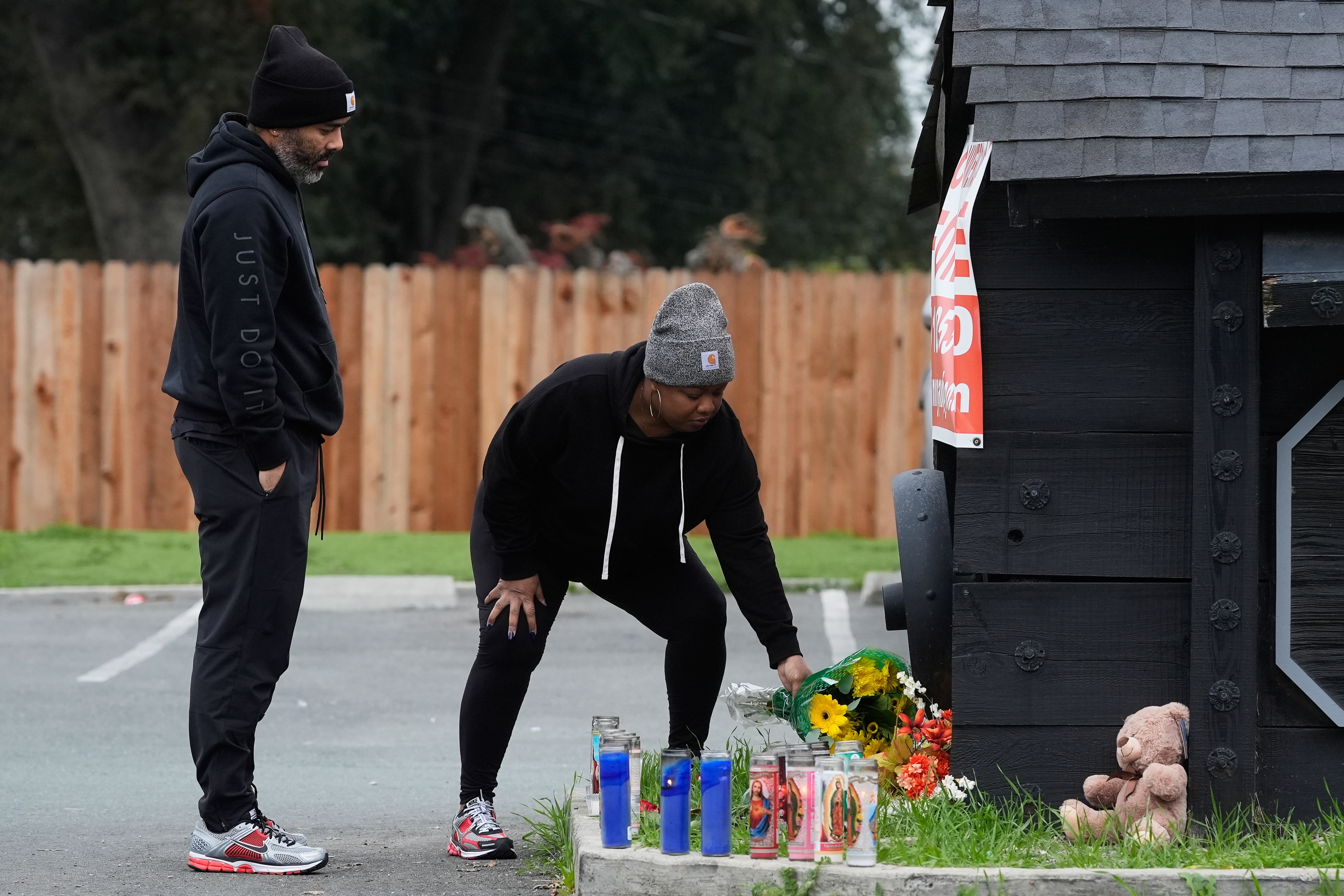 스톡턴의 한 연회장에서 발생한 총기 난사 현장 인근에 추모 꽃을 놓는 모습. AP 뉴시스