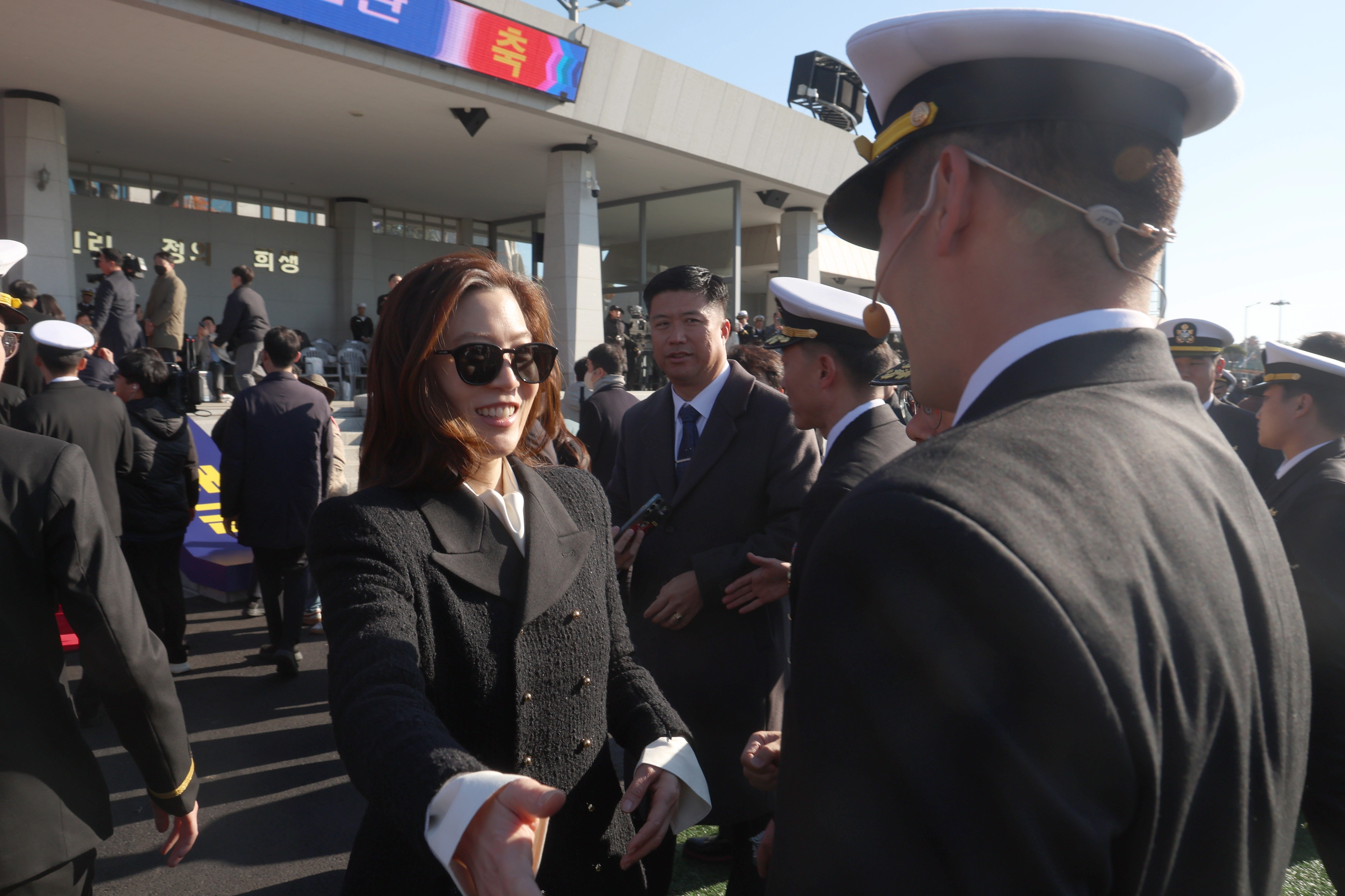 임세령 부회장 “아들 고생했다”  임세령 대상홀딩스 부회장이 28일 오후 경남 창원시 진해구 해군사관학교 연병장에서 열린 제139기 해군·해병대 사관후보생 수료 및 임관식에서 아들인 이지호 신임 소위를 격려하고 있다. 2025.11.28 연합뉴스