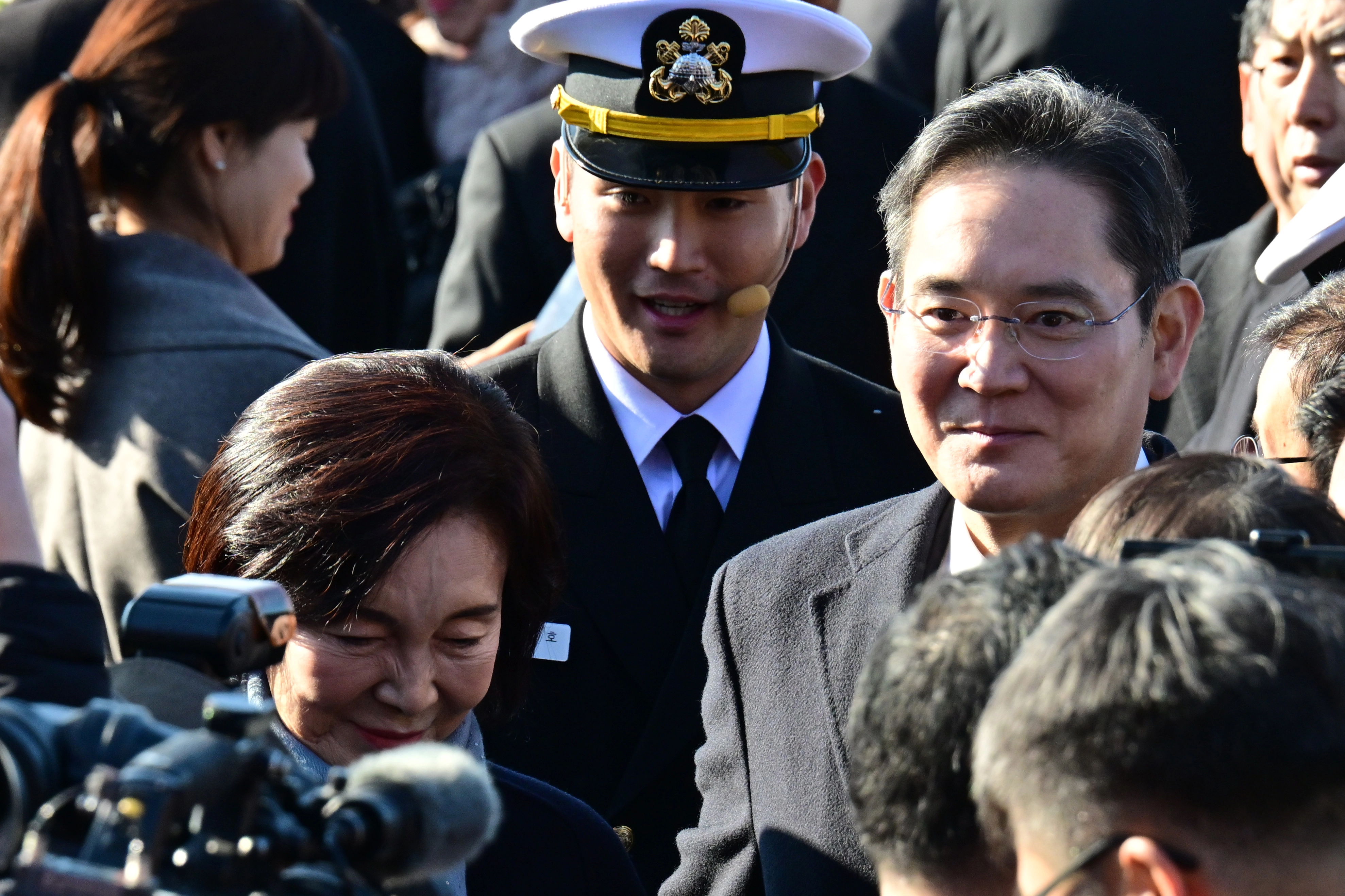 미소 짓는 이지호 소위  28일 경남 창원시 진해구 해군사관학교 연병장에서 열린 제139기 해군·해병대 사관후보생 수료 및 임관식에서 이재용 삼성전자 회장과 홍라희 리움미술관 명예관장이 이지호 신임 소위와 미소 짓고 있다. 2025.11.28 공동취재 연합뉴스