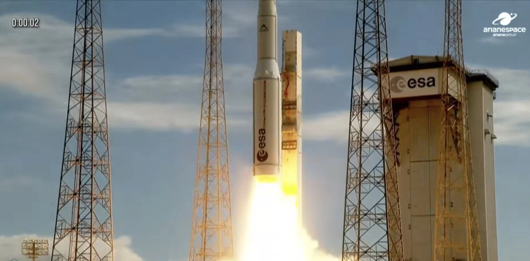 국내 자체 기술로 개발한 초고해상도 관측위성 아리랑 7호가 2일 새벽 2시 21분(한국시간) 남미 프랑스령 기아나 쿠루 기아나우주센터에서 아리안스페이스 베가-C에 탑재돼 발사되고 있다. 아리안스페이스 유튜브 화면 캡쳐