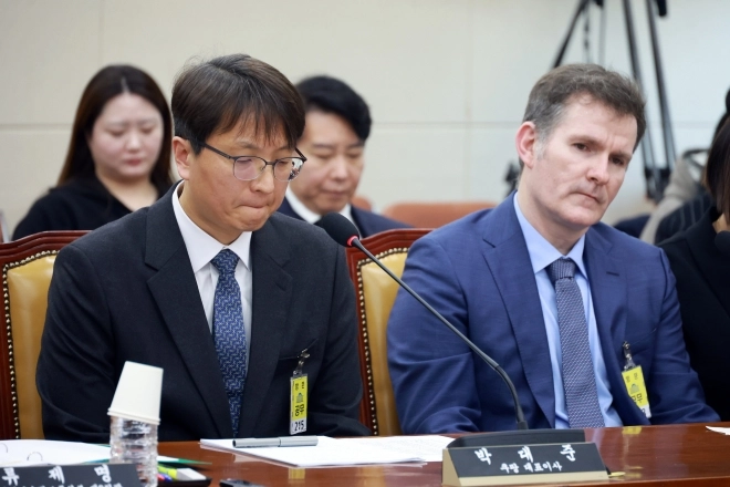 박대준 쿠팡 대표이사가 2일 서울 여의도 국회에서 열린 과학기술정보방송통신위원회의 쿠팡 개인정보 유출 사고 관련 현안질의에서 생각에 잠겨 있다. 2025.12.02. 뉴시스
