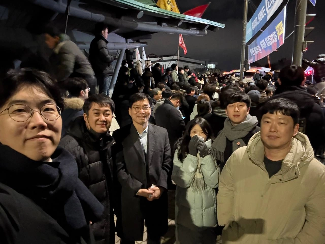 지난해 12월 3일 비상계엄이 선포된 직후 서울 영등포구 국회로 달려갔던 이들이 남긴 그날의 기록. 비상계엄 해제 요구 결의안이 가결됐다는 소식을 듣고 변호사 김남주(왼쪽 세 번째)씨가 민주사회를 위한 변호사모임 소속 변호사들과 함께 국회 정문 앞에서 촬영한 기념사진.
변호사 김남주씨 제공