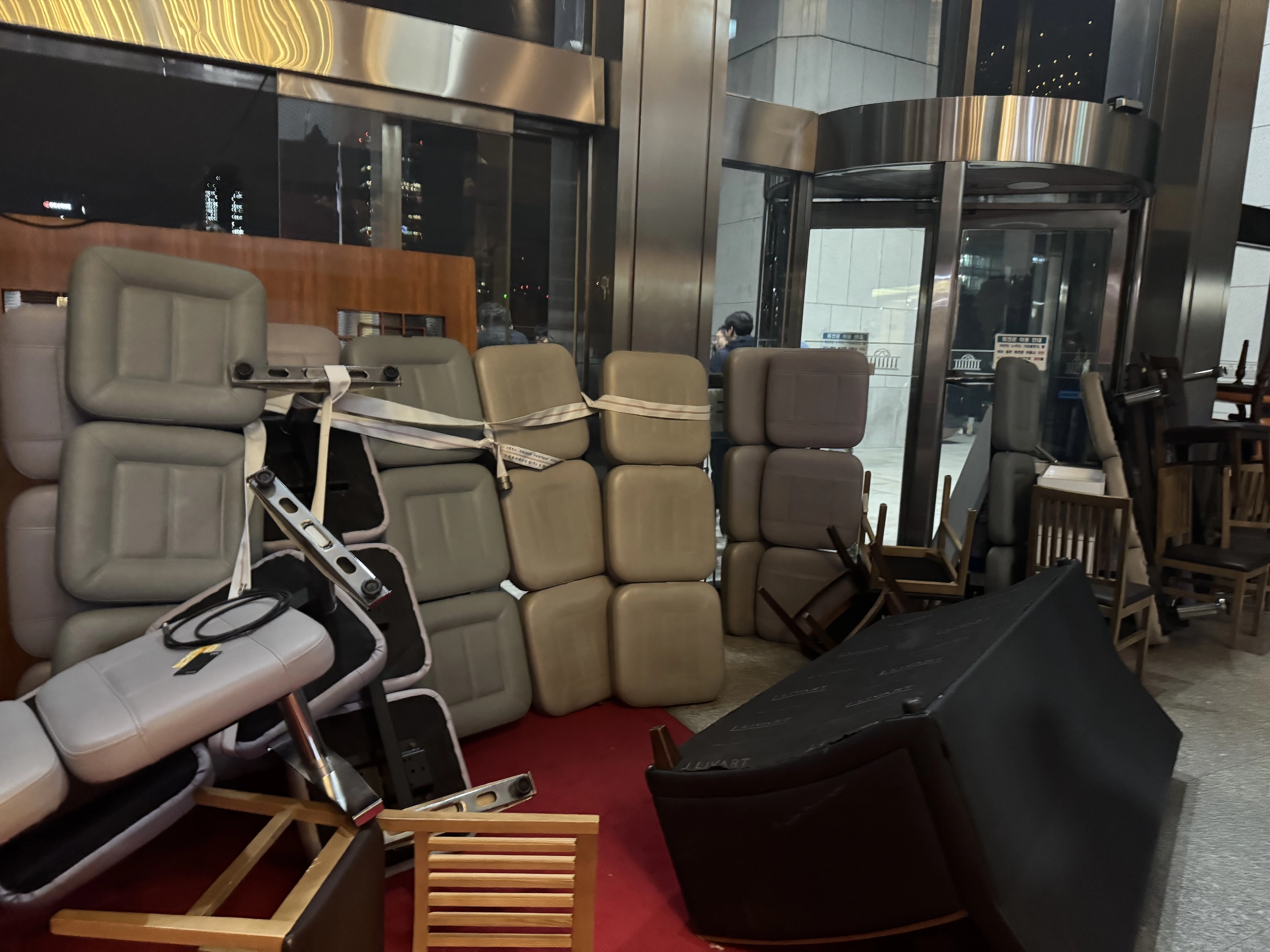 지난해 12월 3일 비상계엄이 선포된 직후 서울 영등포구 국회로 달려갔던 이들이 남긴 그날의 기록. 국회 안으로 진입하는 계엄군을 막기 위해 의자와 소파 등을 연결해 장애물을 설치한 모습. 
보좌관 윤여길씨 제공