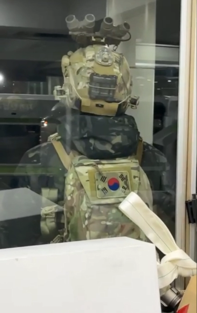 지난해 12월 3일 비상계엄이 선포된 직후 서울 영등포구 국회로 달려갔던 이들이 남긴 그날의 기록. 국회 보좌진이 촬영한 국회의사당 앞에서 대기하는 계엄군의 뒷모습. 
비서관 A씨 제공