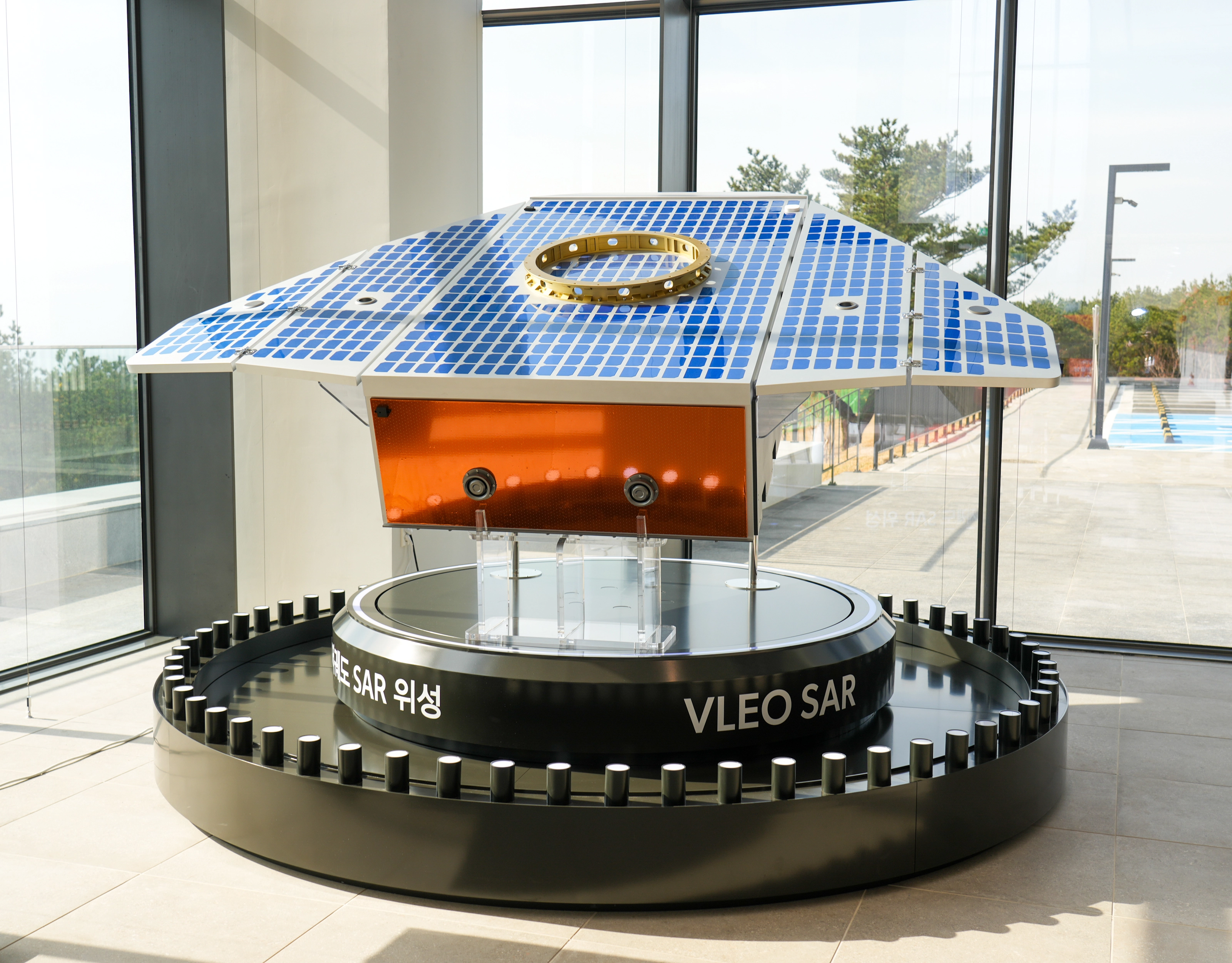 2일 서귀포시 하원테크노캠퍼스 ‘한화시스템 제주우주센터’가 준공돼 국내 첫 민간 주도 우주시대의 신호탄을 쏘아올렸다. 사진은 지구 상공 400㎞ 이하 초저궤도에서 15㎝(0.15m)급 영상촬영이 가능한 초고해상도 ‘VLEO’ SAR 위성. 제주 강동삼 기자