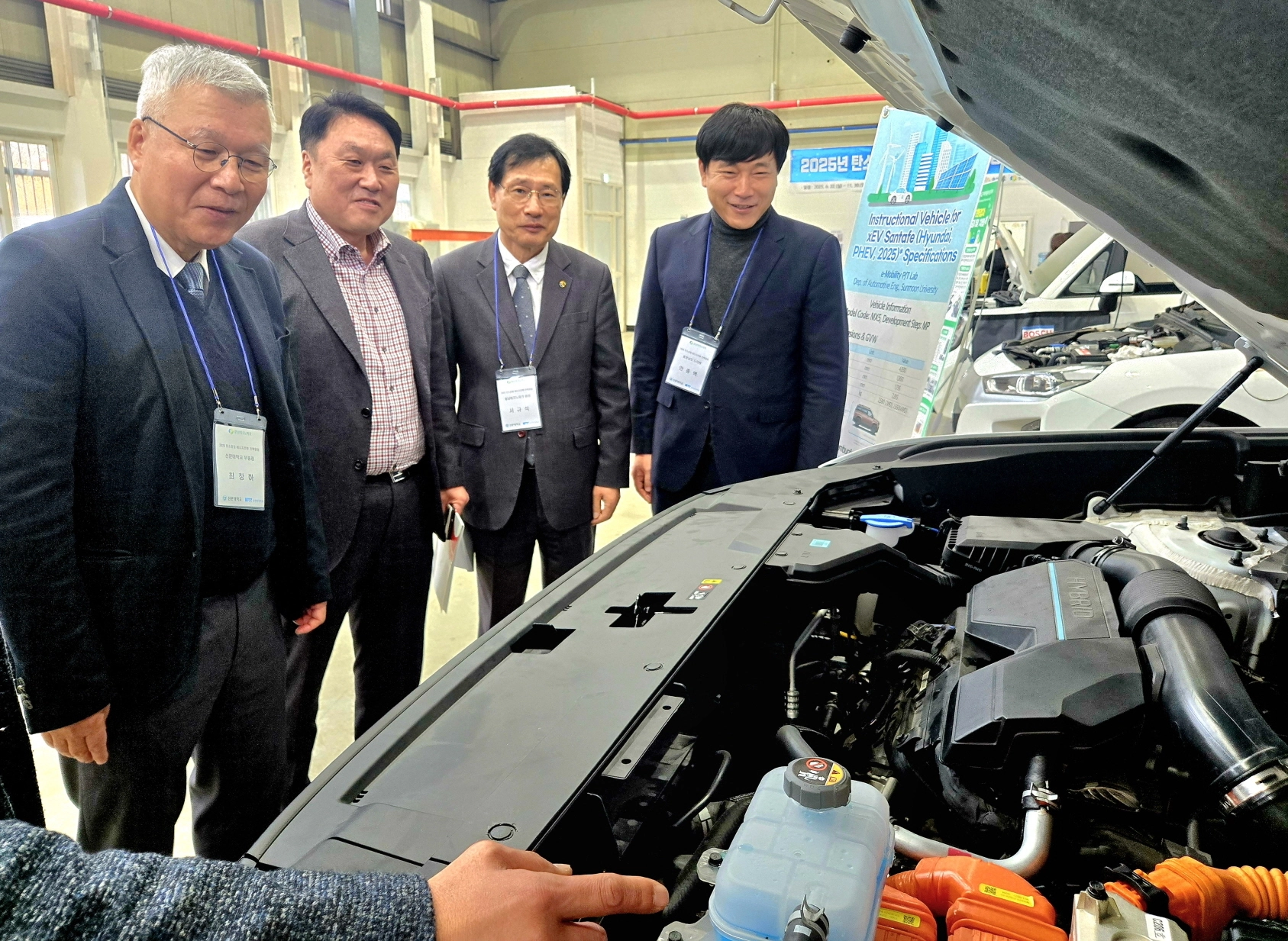 사진 왼쪽부터 최창하 선문대 부총장과 안호 충남도 산업경제실장, 서규석 충남TP 원장, 안종혁 충남도의원이 실습용 전기차를 확인하고 있다. 선문대 제공