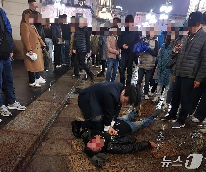 11월 2일 이탈리아 밀라노 두오모광장에서 심정지 환자를 상대로 심폐소생술을 시행 중인 대한민국 해양경찰 간부후보 67기 출신 윤제헌 경감(35). 2025.12.1 뉴스1(윤제헌씨 가족 제공)