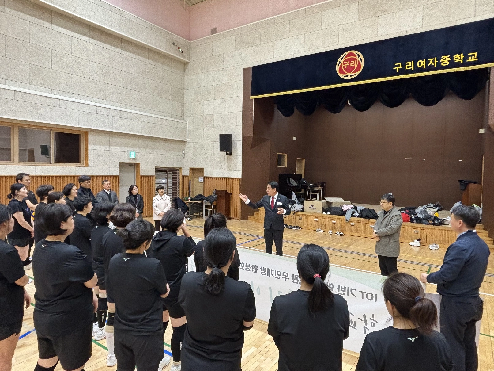 이은주 의원이 ‘IoT 기반 학교 체육관 무인개방 안전 이용문화 캠페인’ 현장을 점검하며 학교시설 개방 운영 상황과 주민 의견을 청취하고 있다.(사진=경기도의회)