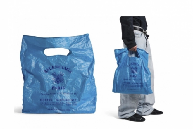 비닐봉투를 닮은 발렌시아가의 남성용 토트백. 발렌시아가 홈페이지