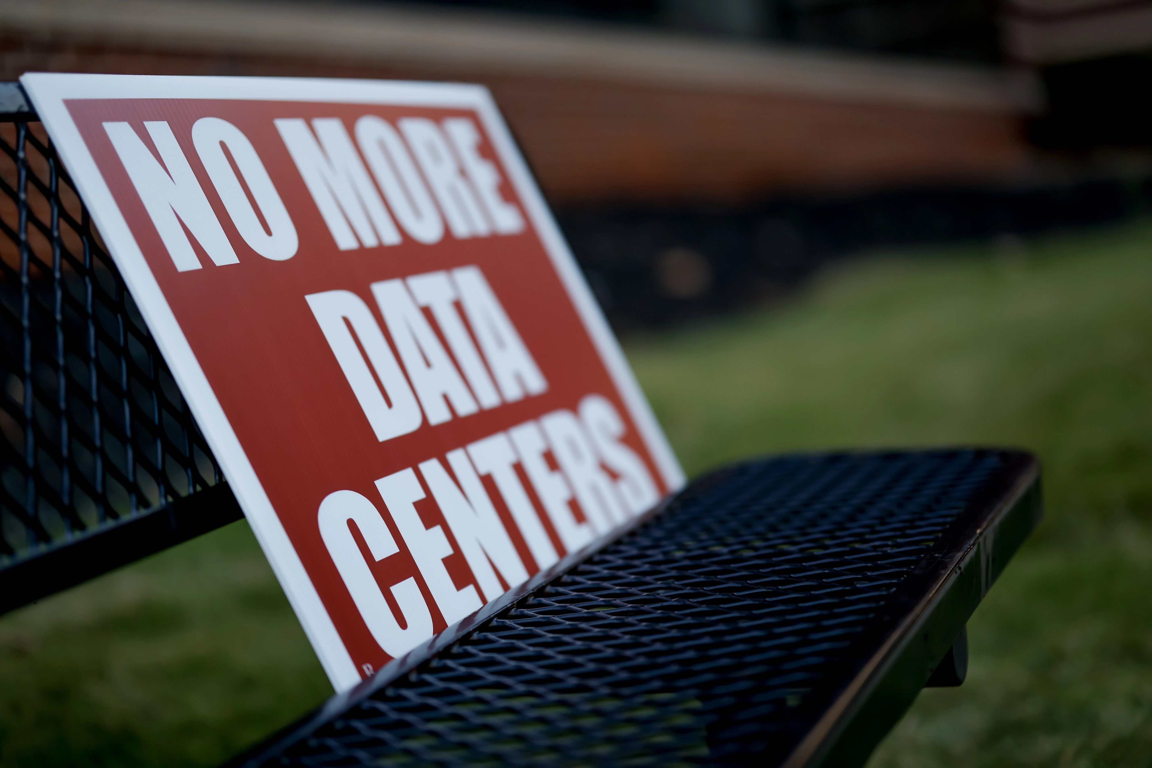 지난달 20일 미국 조지아주 디케이터 카운티 주민들과 시위대가 데이터센터 건설 반대 시위를 하며 카운티위원회 회의장 앞 벤치에 올려 놓은 손팻말.
디케이터 EPA 연합뉴스