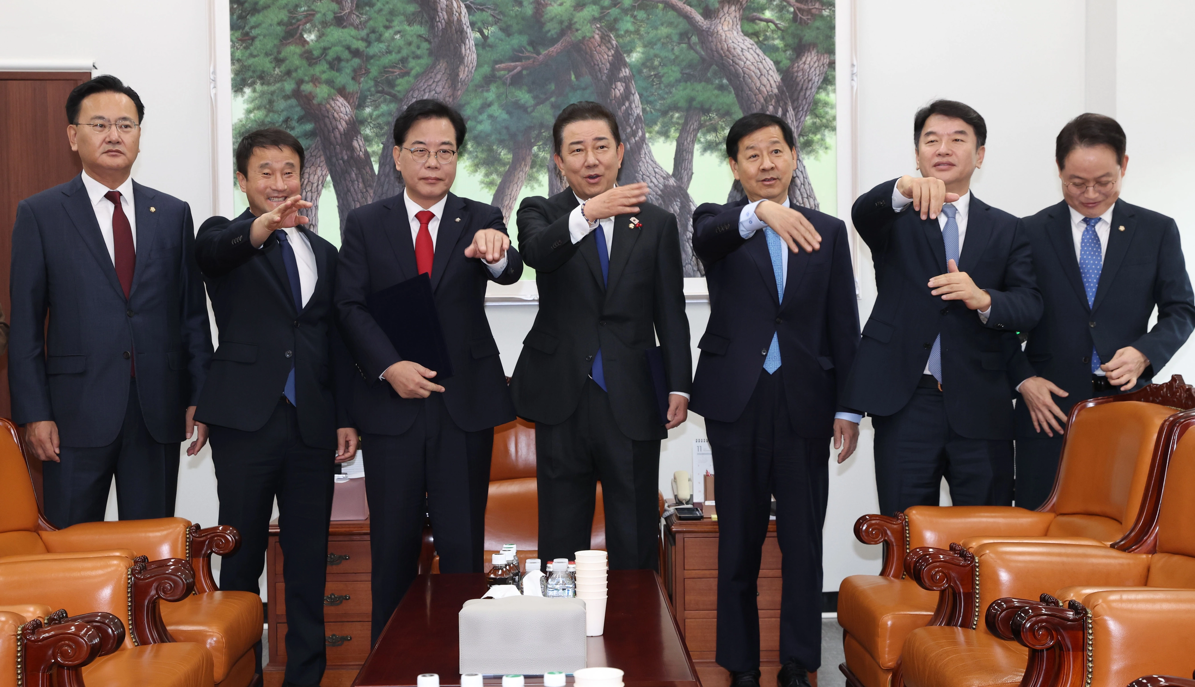 김병기(오른쪽 네번째) 더불어민주당 원내대표와 송언석(왼쪽 세번째) 국민의힘 원내대표가 지난 2일 국회에서 2026년도 예산안 처리를 위한 합의문에 서명 후 기념촬영을 위해 참석자들을 부르고 있다. 2025.12.2 안주영 전문기자