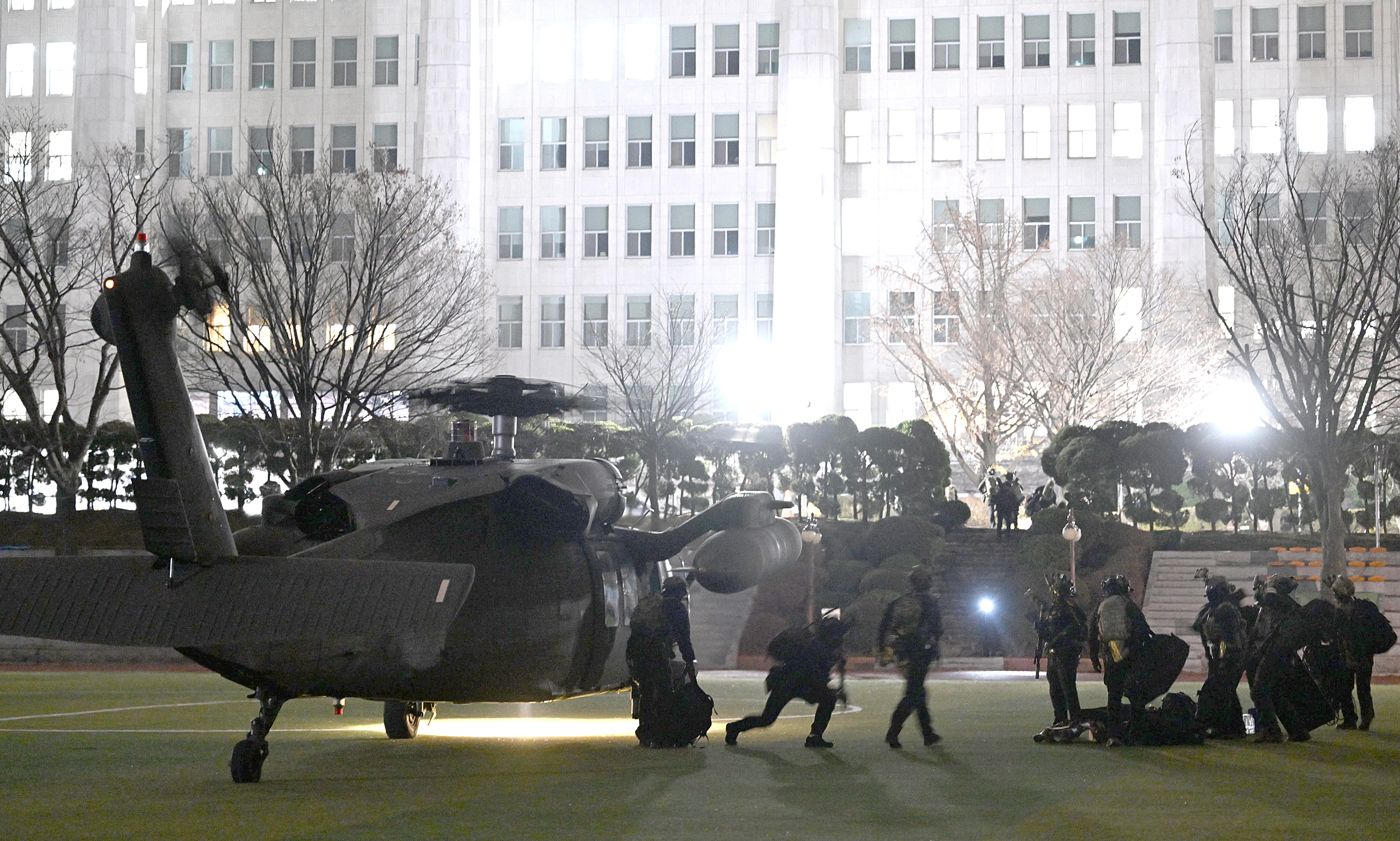 12·3 비상계엄으로 출동한 계엄군이 헬기에서 내려 국회 경내에 진입하고 있다. 2024.12.3 도준석 전문기자
