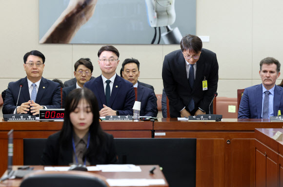 허리 숙인 박대준 쿠팡 대표