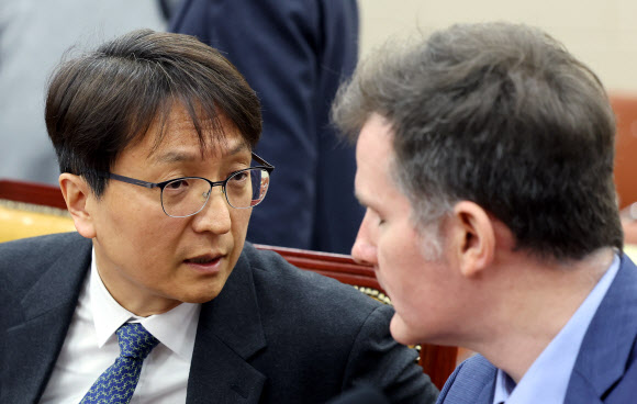 대화 나누는 쿠팡 대표이사와 정보 보호 책임자