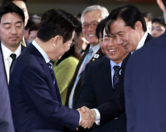 인사하는 이재명 대통령과 조국 대표