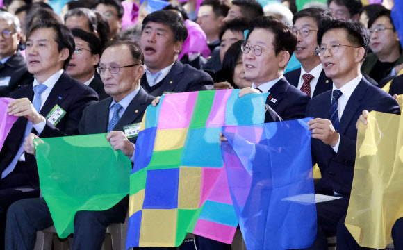 참석자들과 합창하는 이재명 대통령