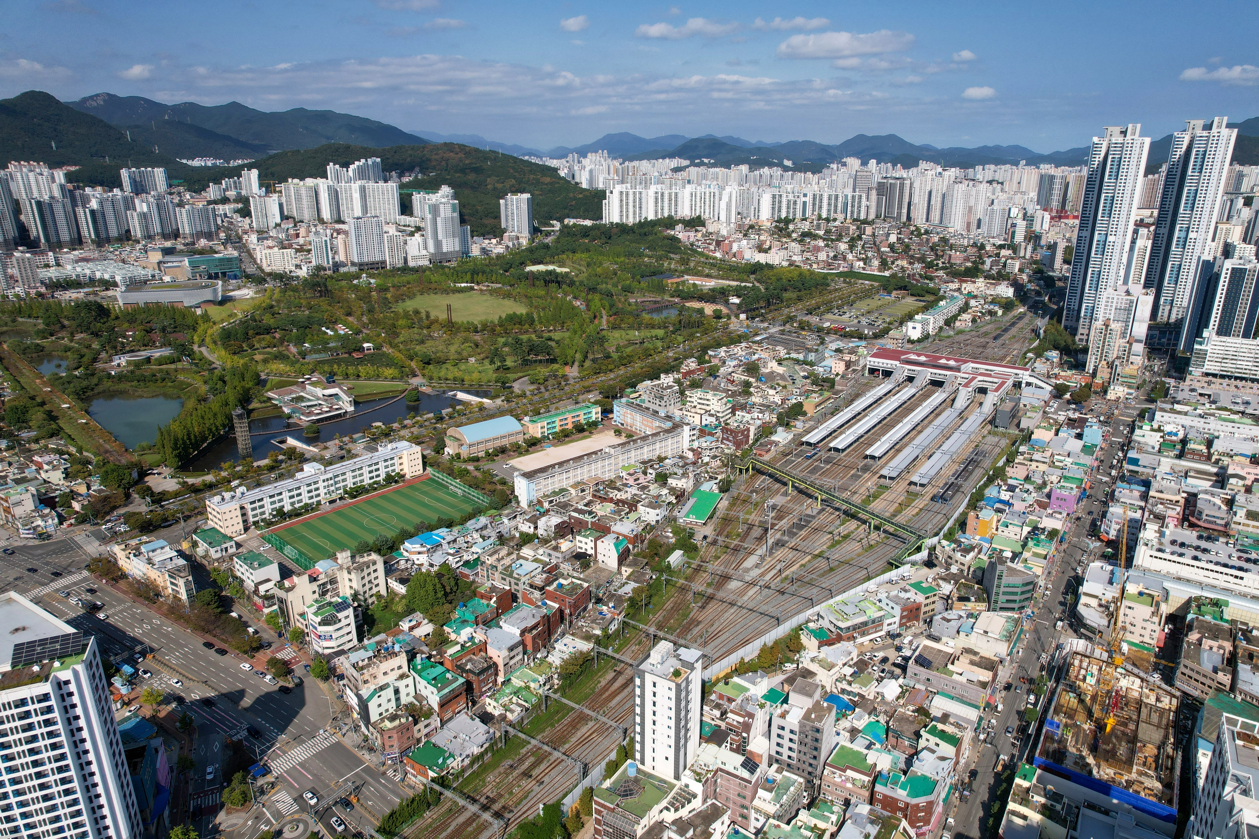 서울 청량리역과 강원 강릉역을 잇는 중앙선, 동해선이 개통하면서 새로운 교통 중심지로 떠오른 부전역의 전경.
부산진구 제공