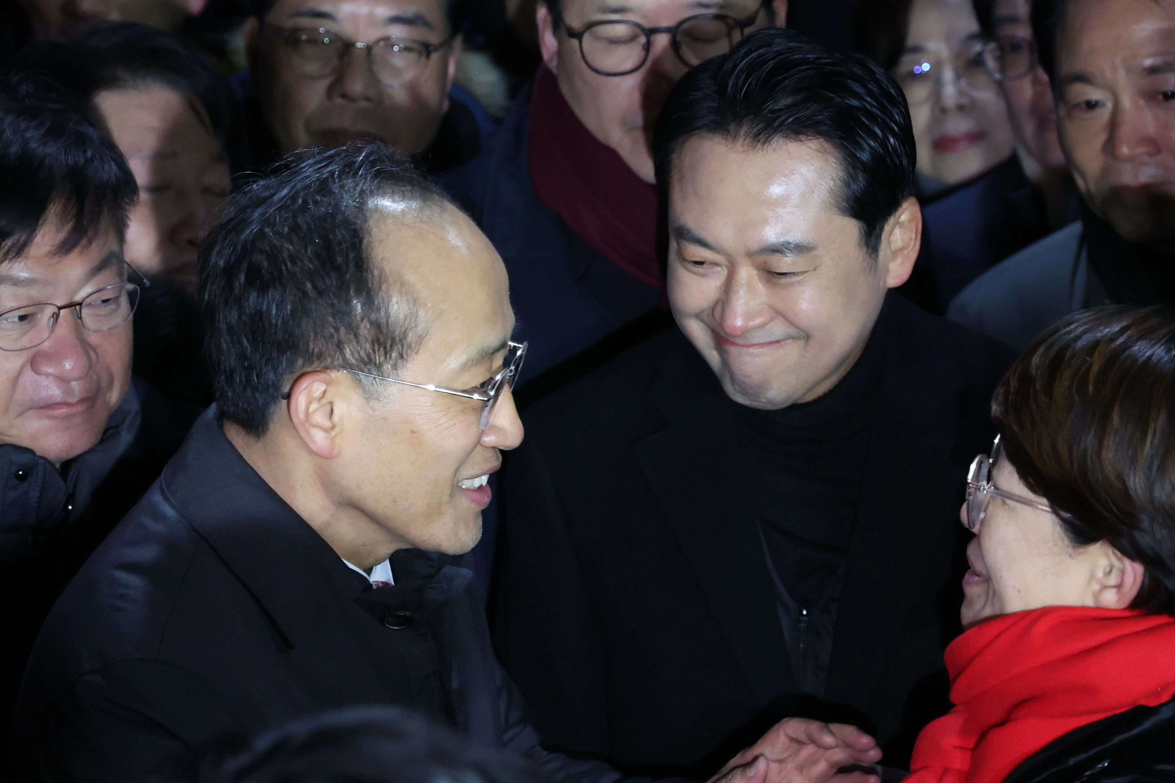 국회의 12·3 비상계엄 해제 의결 방해 의혹을 받는 추경호 전 국민의힘 원내대표가 3일 오전 영장이 기각돼 경기 의왕시 서울구치소를 나서며 장동혁 대표와 미소짓고 있다. 뉴시스