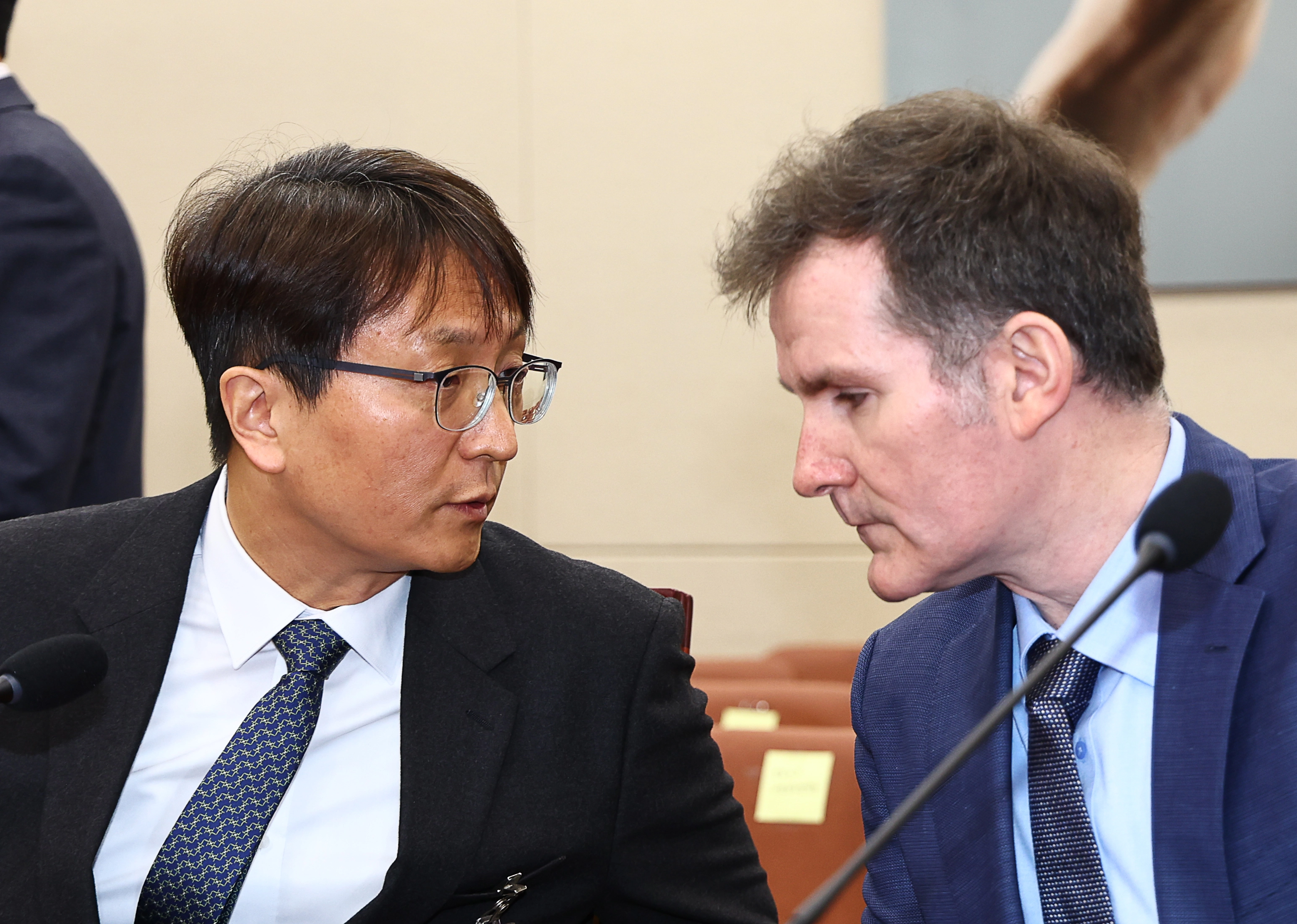 브랜 메티스 쿠팡 정보보호최고책임자와 대화하는 박대준 대표이사  박대준 쿠팡 대표이사가 2일 오전 서울 여의도 국회 과학기술정보방송통신위원회 전체회의에서 브랜 메티스 쿠팡 정보보호최고책임자(CISO)와 대화하고 있다. 2025.12.02. 뉴시스