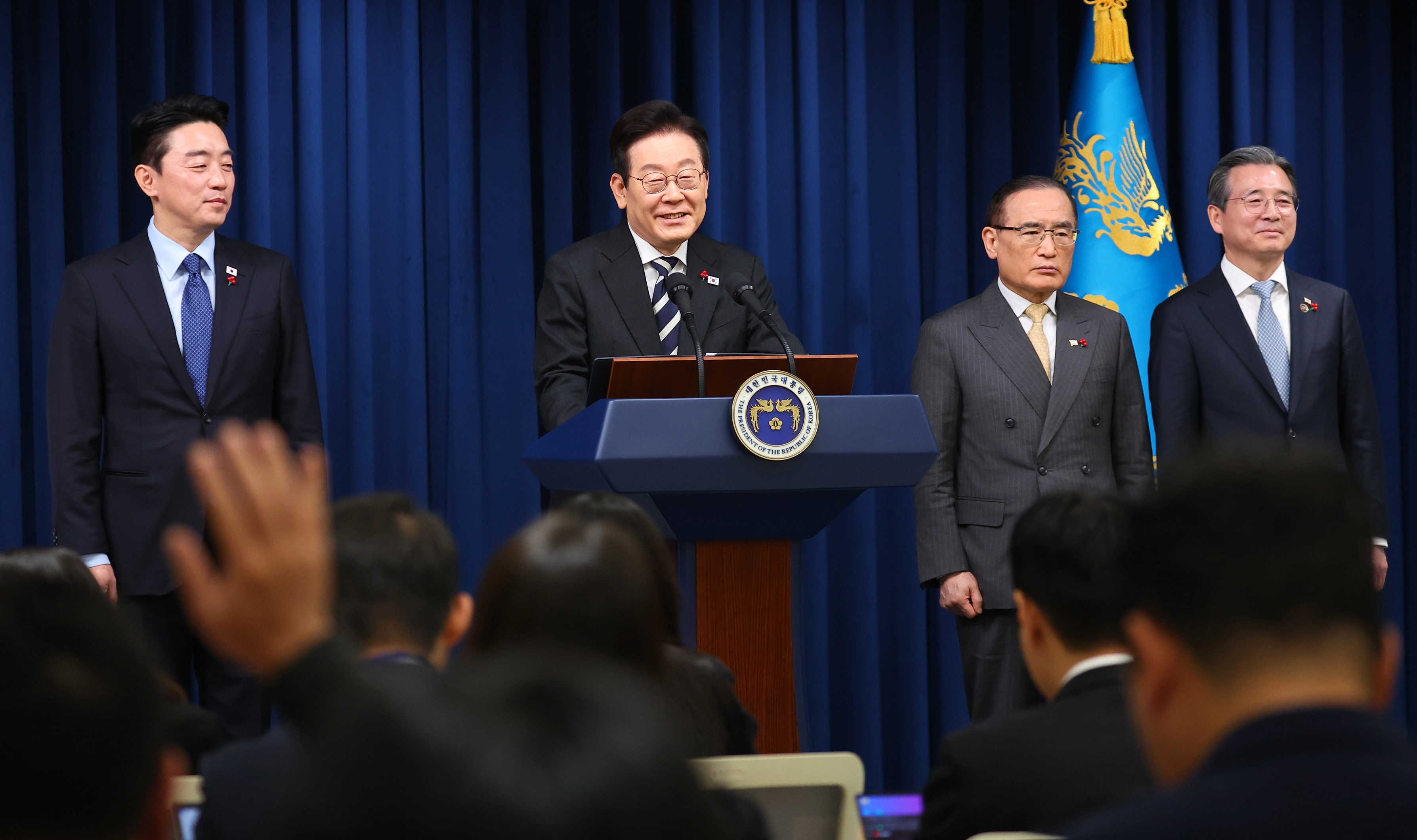 취재진 질문 받는 이재명 대통령  이재명 대통령이 12·3 비상계엄 사태 1주년인 3일 서울 용산 대통령실에서 ‘빛의 혁명 1주년 대국민 특별성명’을 발표한 뒤 취재진의 질문을 받고 있다. 사진 왼쪽부터 강훈식 대통령비서실장, 이 대통령, 위성락 국가안보실장, 김용범 정책실장.
연합뉴스