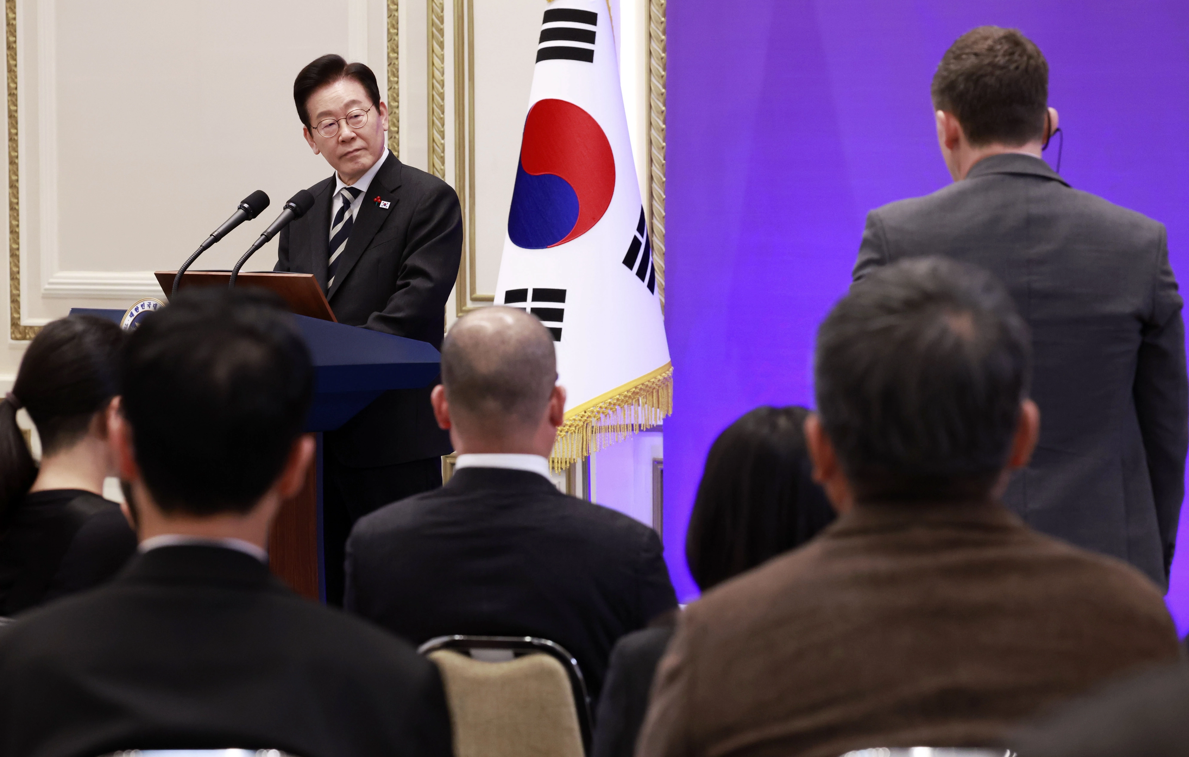 이재명 대통령, 외신 기자회견  이재명 대통령이 3일 청와대 영빈관에서 열린 ‘새롭게 선 민주주의, 그 1년’ 외신 기자회견에서 질문을 듣고 있다.
연합뉴스