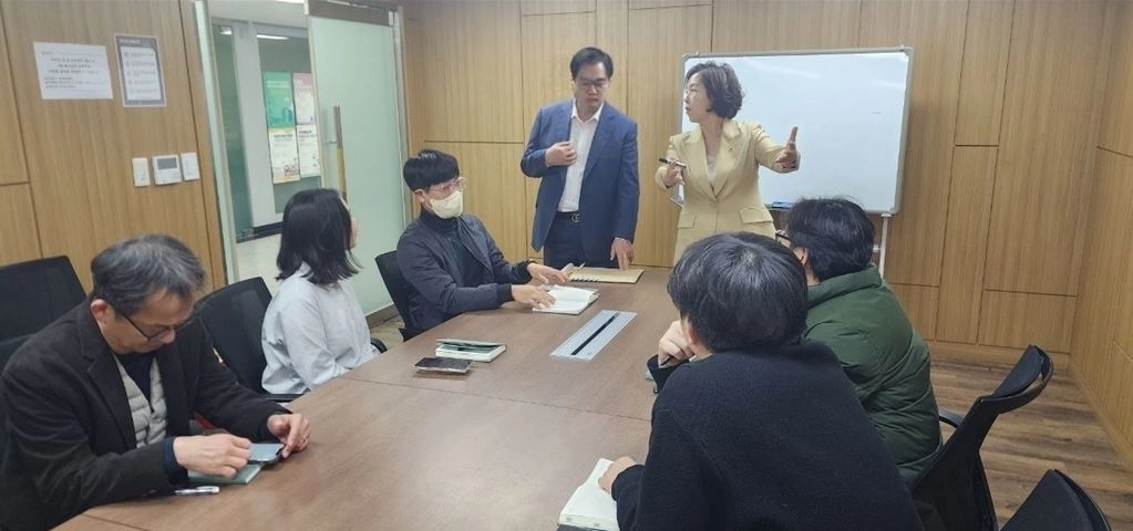 간담회를 진행중인 김경 의원과 서울시의회 직원들