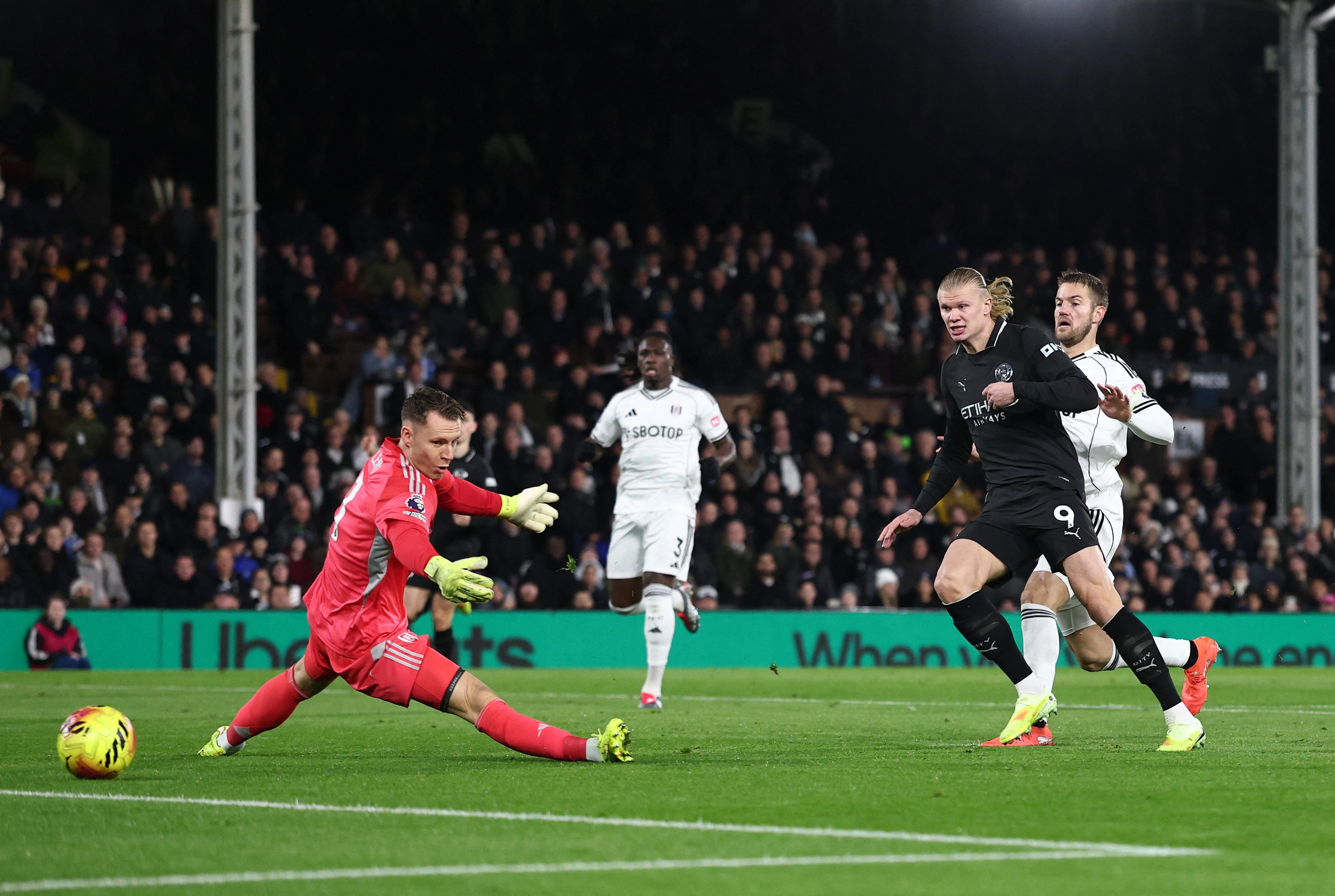 홀란은 3일(한국시간) 영국 런던 크레이븐 코티지에서 열린 2025~26 EPL 14라운드 풀럼과 원정 경기에서 득점하고 있다. 로이터 연합뉴스