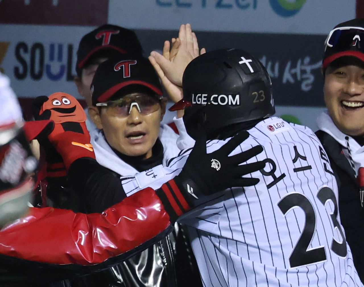 염경엽 ‘우승 가자!’  7일 서울 잠실야구장에서 열린 2025 프로야구 한국시리즈 한화 이글스 대 LG 트윈스 2차전.  4회 말 2사 만루 LG 문보경의 3타점 2루타 때 홈인한 오스틴을 염경엽 감독이 반겨주고 있다. 2025.10.27 연합뉴스