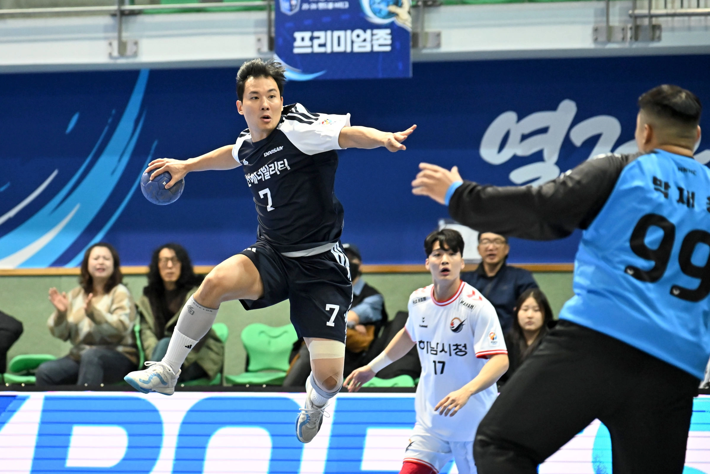 두산의 이한솔이 수비진을 뚷고 슛을 시도하고 있다. 한국핸드볼연맹 제공