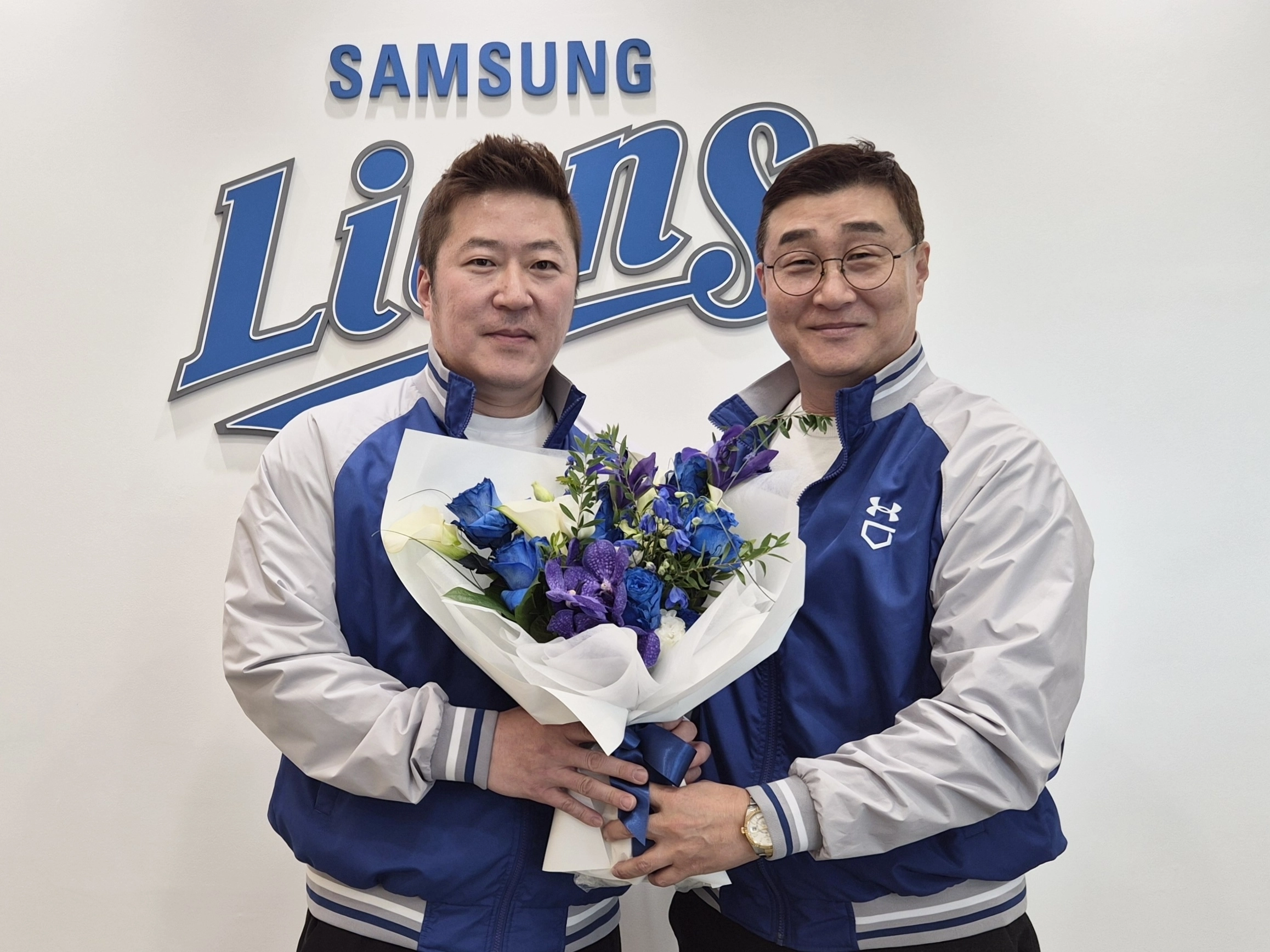 삼성 라이온즈로 돌아온 최형우(왼쪽)가 이종열 삼성 단장과 기념촬영을 하고 있다. 삼성 라이온즈 제공