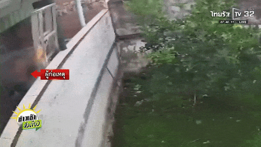 10년간 이웃 여성의 집을 향해 장난감 닭으로 소음을 유발한 태국 남성. 타이랏 유튜브 캡처