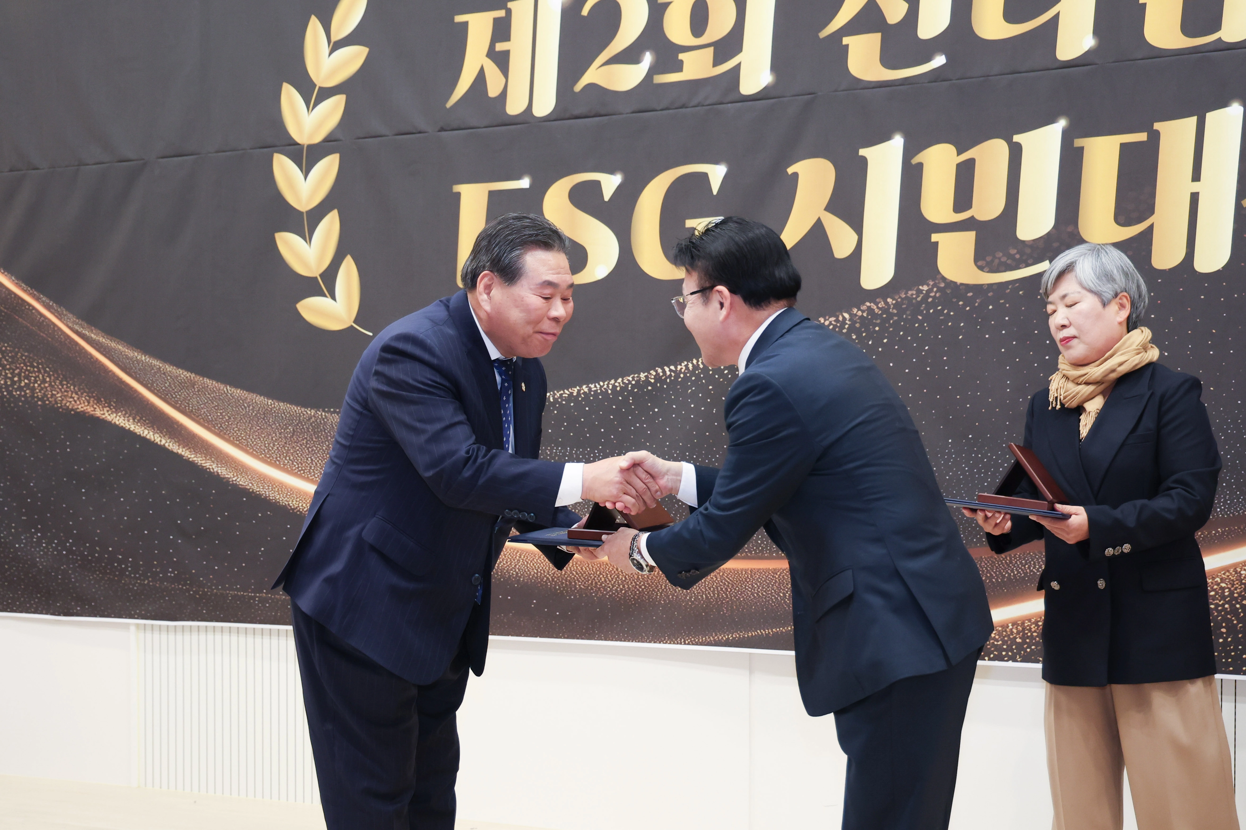 강형구 순천시의장이 전라남도ESG협회가 주관한 ‘제2회 전라남도 ESG 시민대상 시상식’에서 의정분야 시민대상을 수상했다.