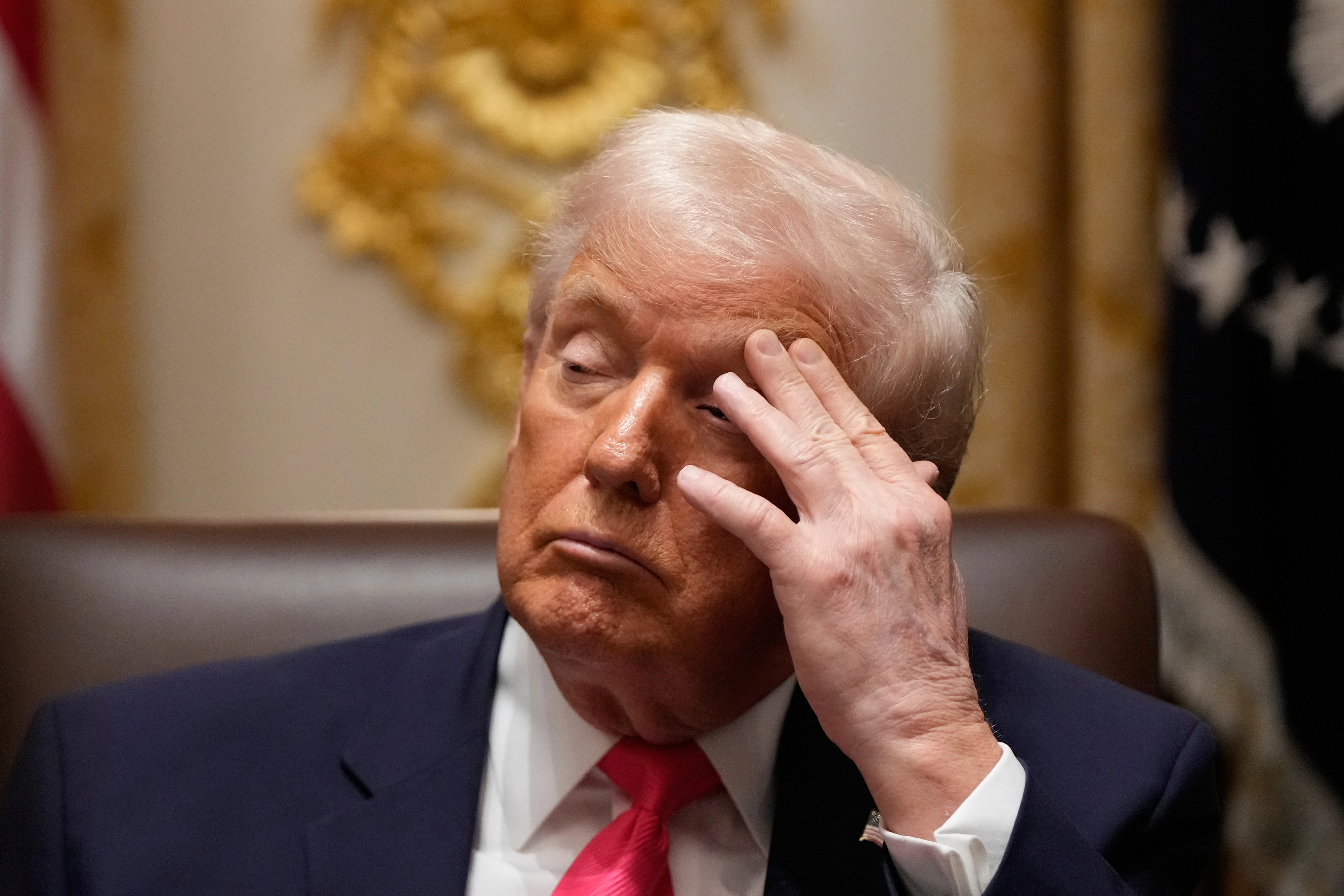 2일(현지시간) 백악관에서 내각회의를 주재한 도널드 트럼프 미국 대통령이 졸린듯 눈가를 만지고 있다. 2025.12.2 워싱턴 AP 연합뉴스