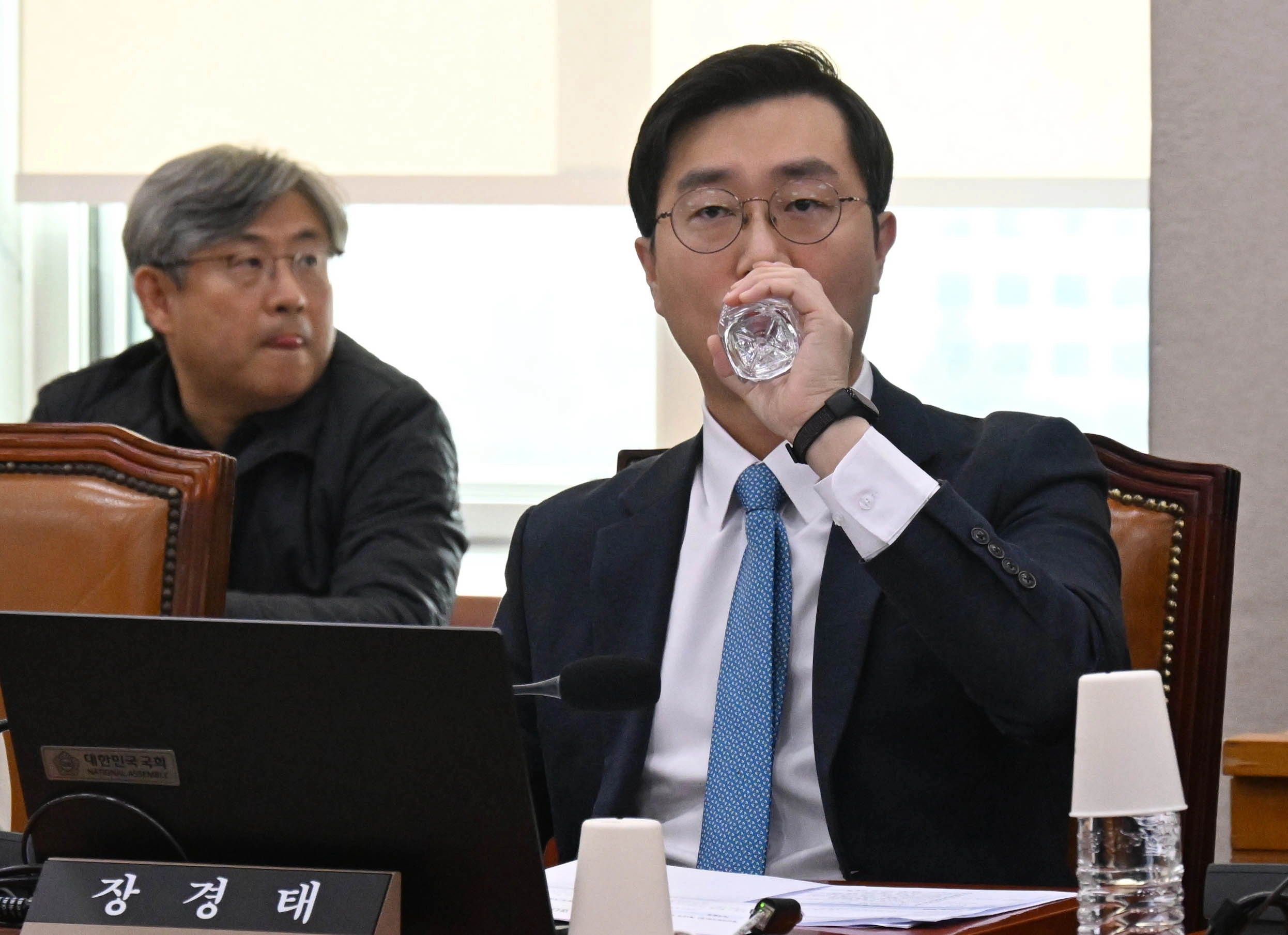 성추행 의혹에 대해 경찰 조사를 받는 장경태 더불어민주당 의원이 3일 국회에서 열린 제429회국회(정기회) 법제사법위원회 제16차 전체회의에서 물을 마시고 있다. 2025.12.3 홍윤기 기자