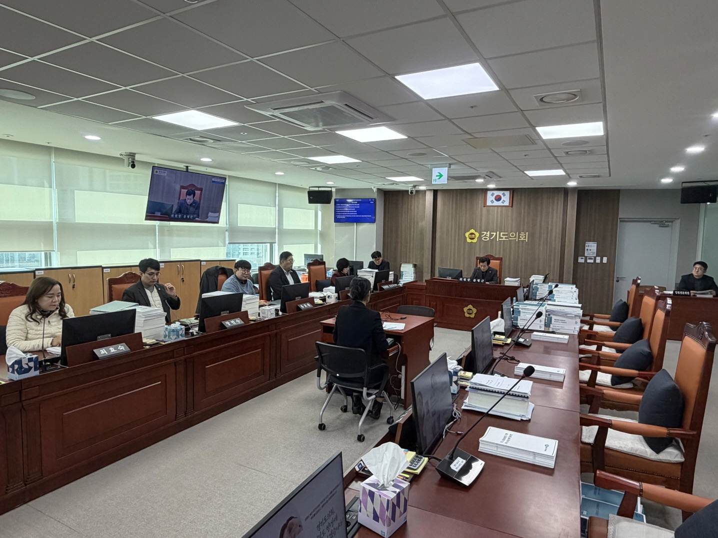 경기도의회 여성가족평생교육위원회 회의장에서 문형근 위원장을 비롯한 일부 의원들만 참석한 가운데, 정족수 미달로 제6차 회의가 열리지 못하고 있다.(사진=경기도의회)