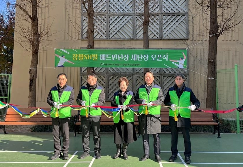 장월SH빌 배드민턴장 새단장 오픈식에서 테이프 커팅식을 하는 김태수 위원장(왼쪽에서 두 번째)