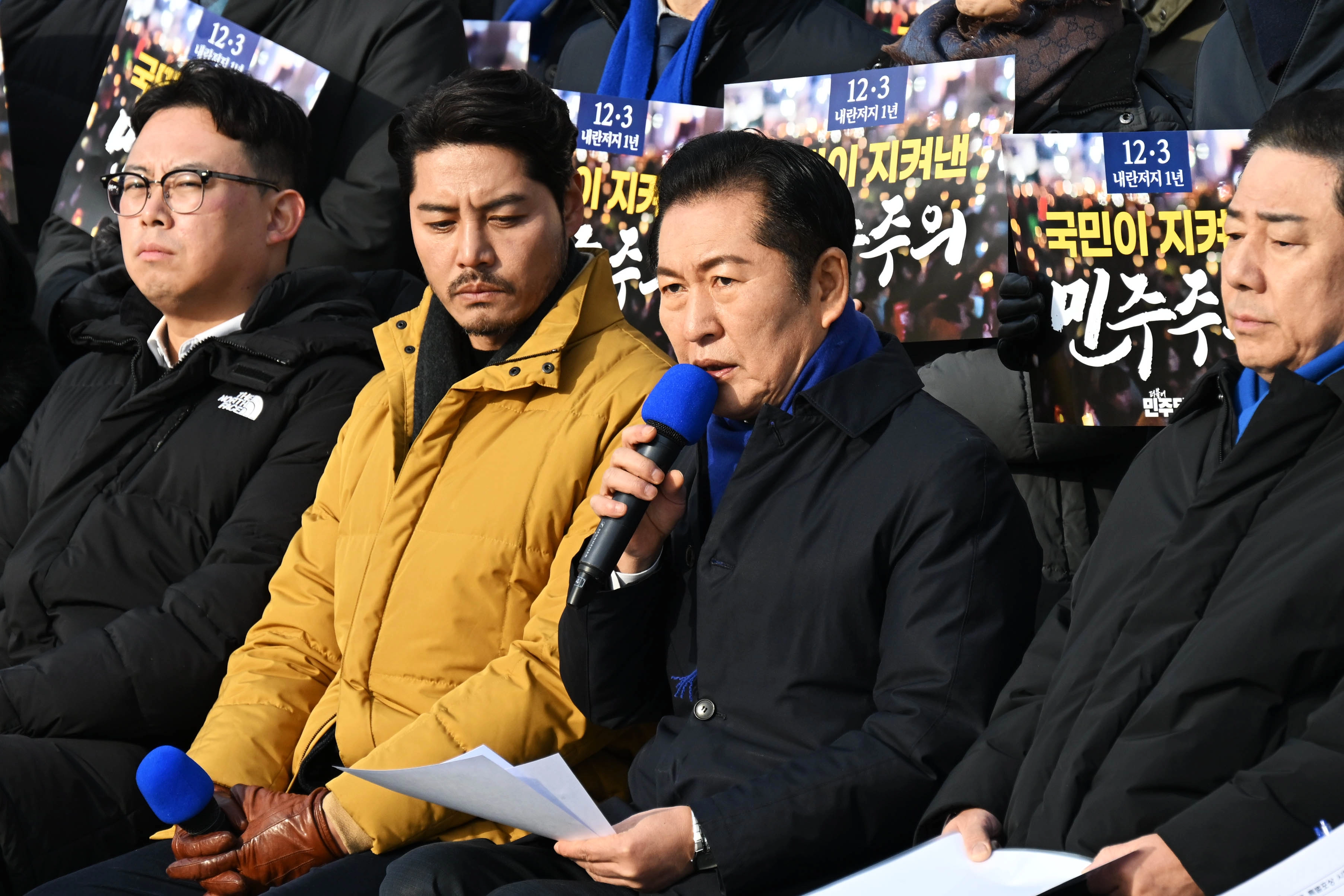 정청래 더불어민주당 대표가 3일 국회 본청 계단에서 열린 ‘12.3 내란 저지 1년’ 현장 최고위원회의에서 발언하고 있다. 2025.12.3 홍윤기 기자