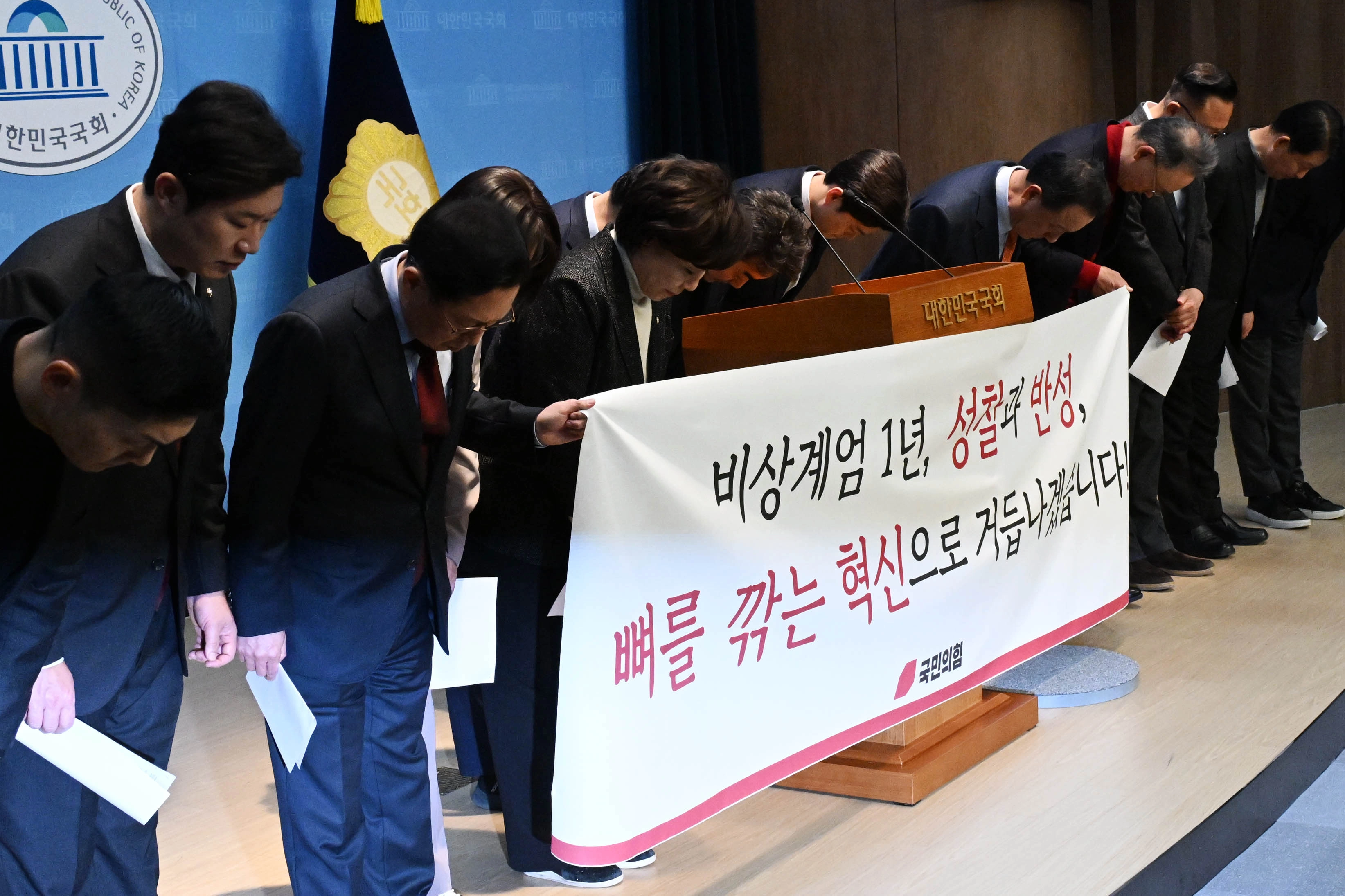 국민의힘 이성권, 김용태 등 의원들이 3일 서울 여의도 국회 소통관에서 12.3 비상계엄 관련 대국민 사과 발표 기자회견을 하고 있다. 2025.12.3 홍윤기 기자