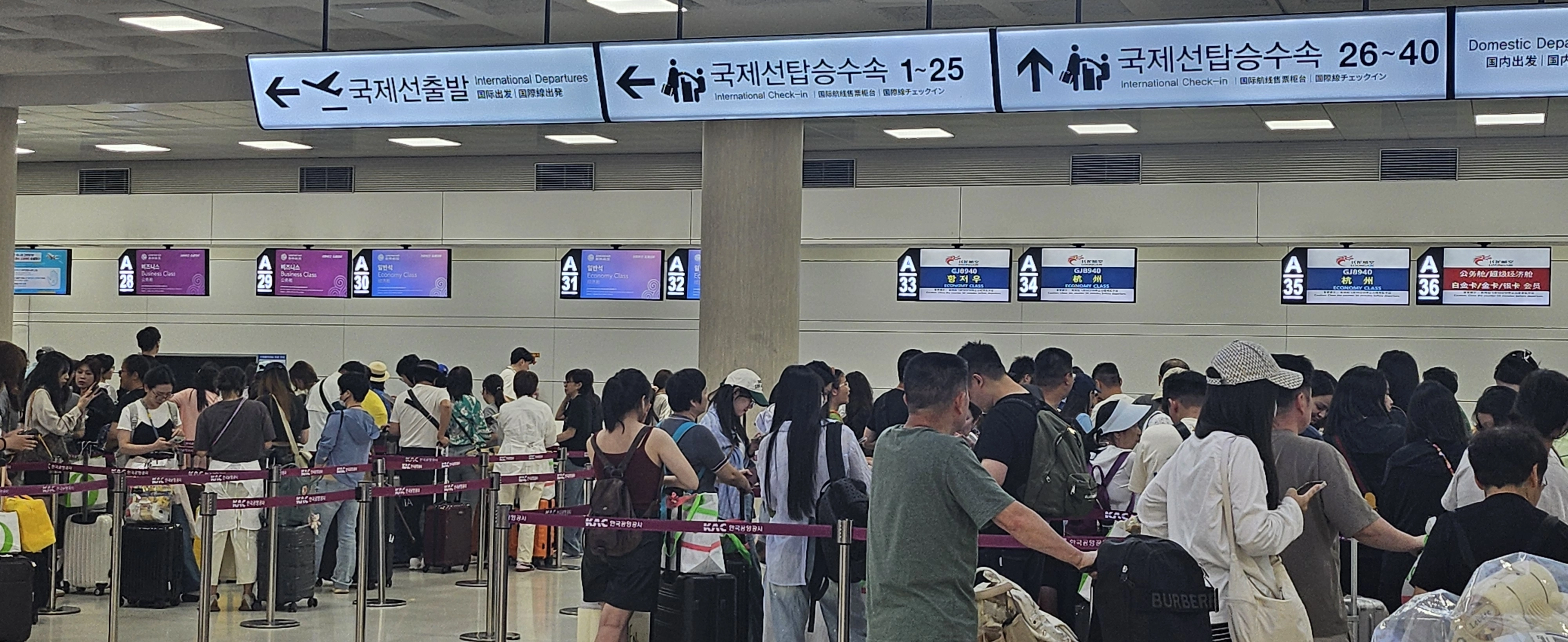 제주를 방문했던 중국, 대만, 싱가포르 등 국제선 여행객들이 제주공항 3층 국제선 출발장에서 출국절차를 밟고 있다. 제주 강동삼 기자