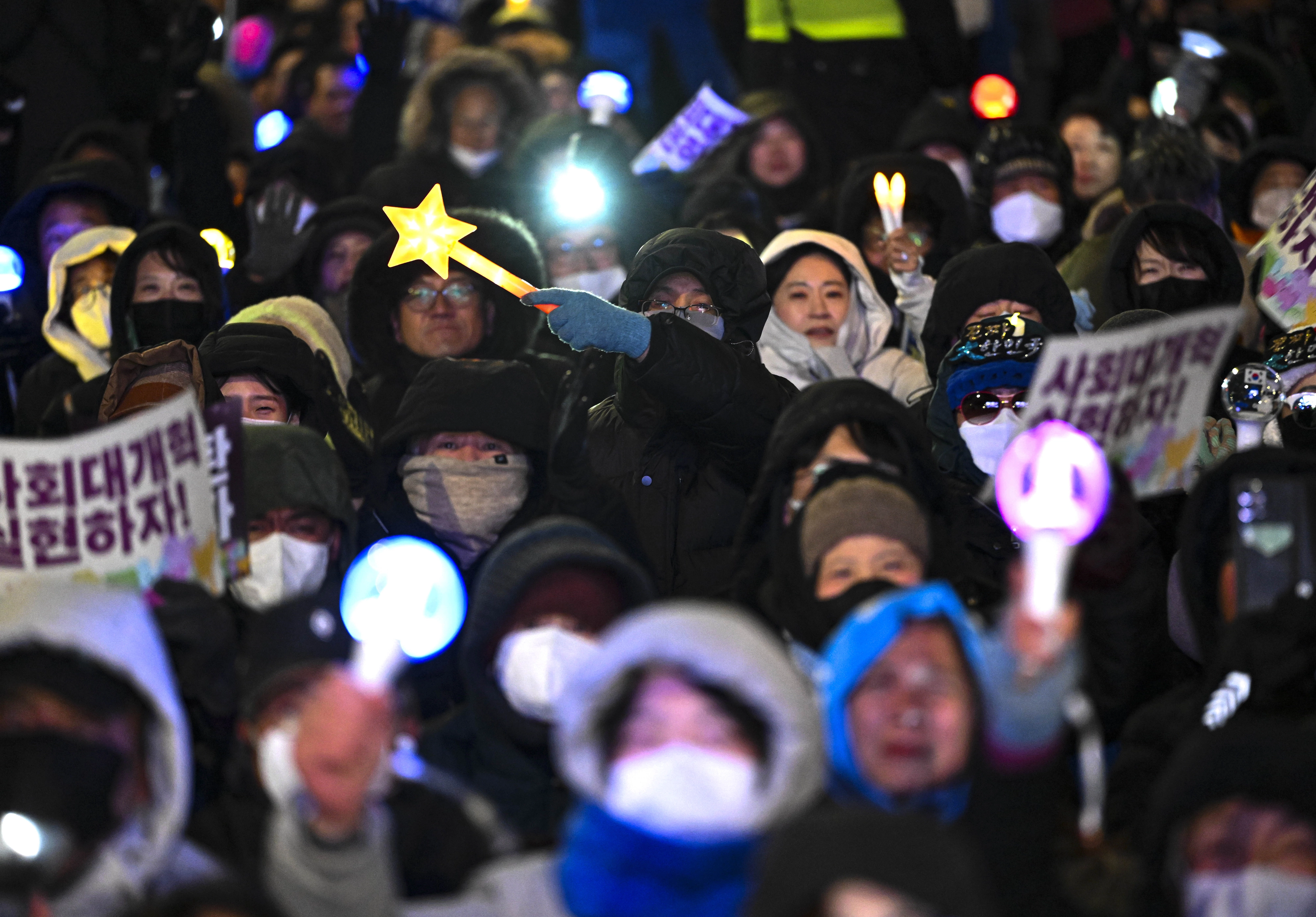 12·3 비상계엄 1주년인 3일 서울 여의도 국회 앞에서 열린 ‘12·3 내란외환 청산과 종식, 사회대개혁 시민대행진’에 참석한 시민들이 응원봉을 들고 있다. 2025.12.3 이지훈 기자
