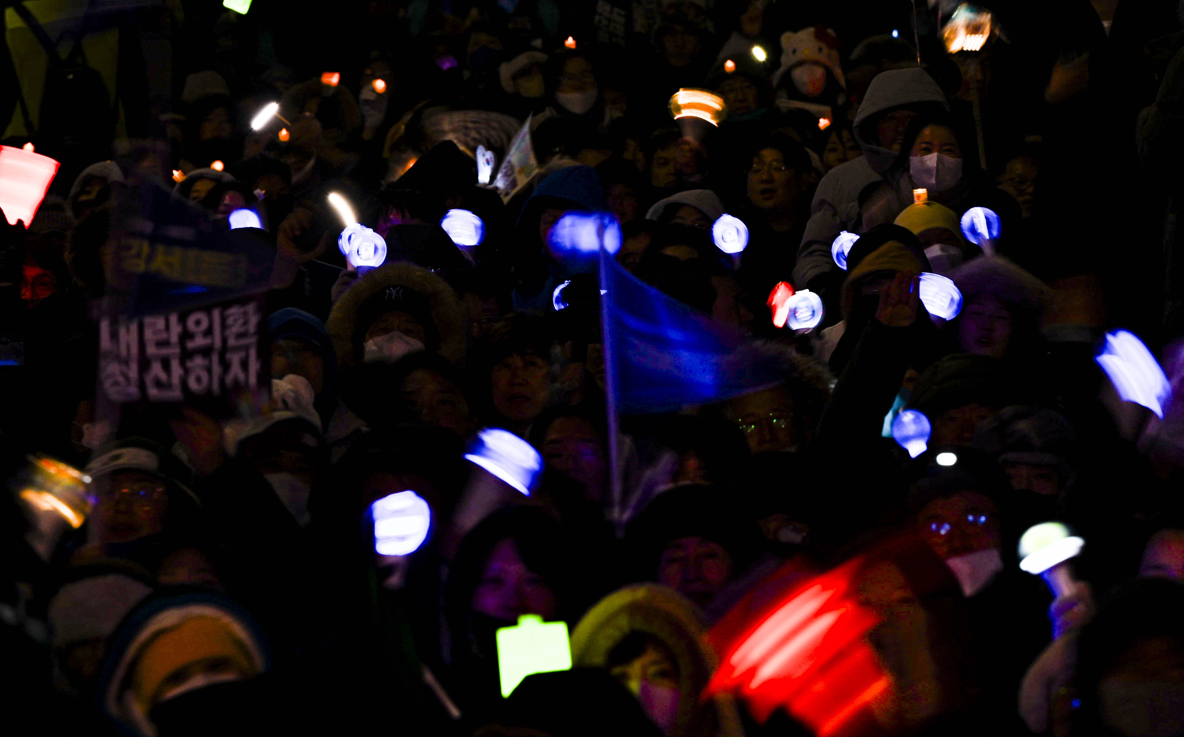 12·3 비상계엄 1주년인 3일 서울 여의도 국회 앞에서 열린 ‘12·3 내란외환 청산과 종식, 사회대개혁 시민대행진’에 참석한 시민들이 응원봉을 들고 있다. 2025.12.3 이지훈 기자