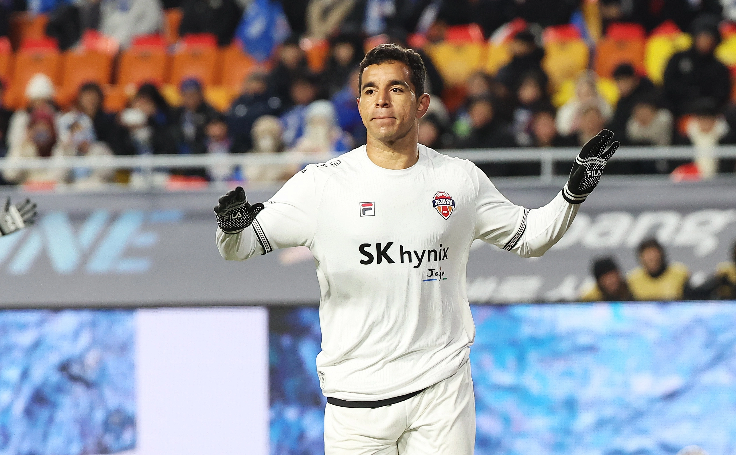 제주 SK 유리 조나탄이 3일 수원월드컵경기장에서 열린 2025 K리그 승강 플레이오프(PO) 1차전 수원 삼성과의 원정경기에서 페널티킥에 성공한 뒤 기뻐하고 있다. 연합뉴스