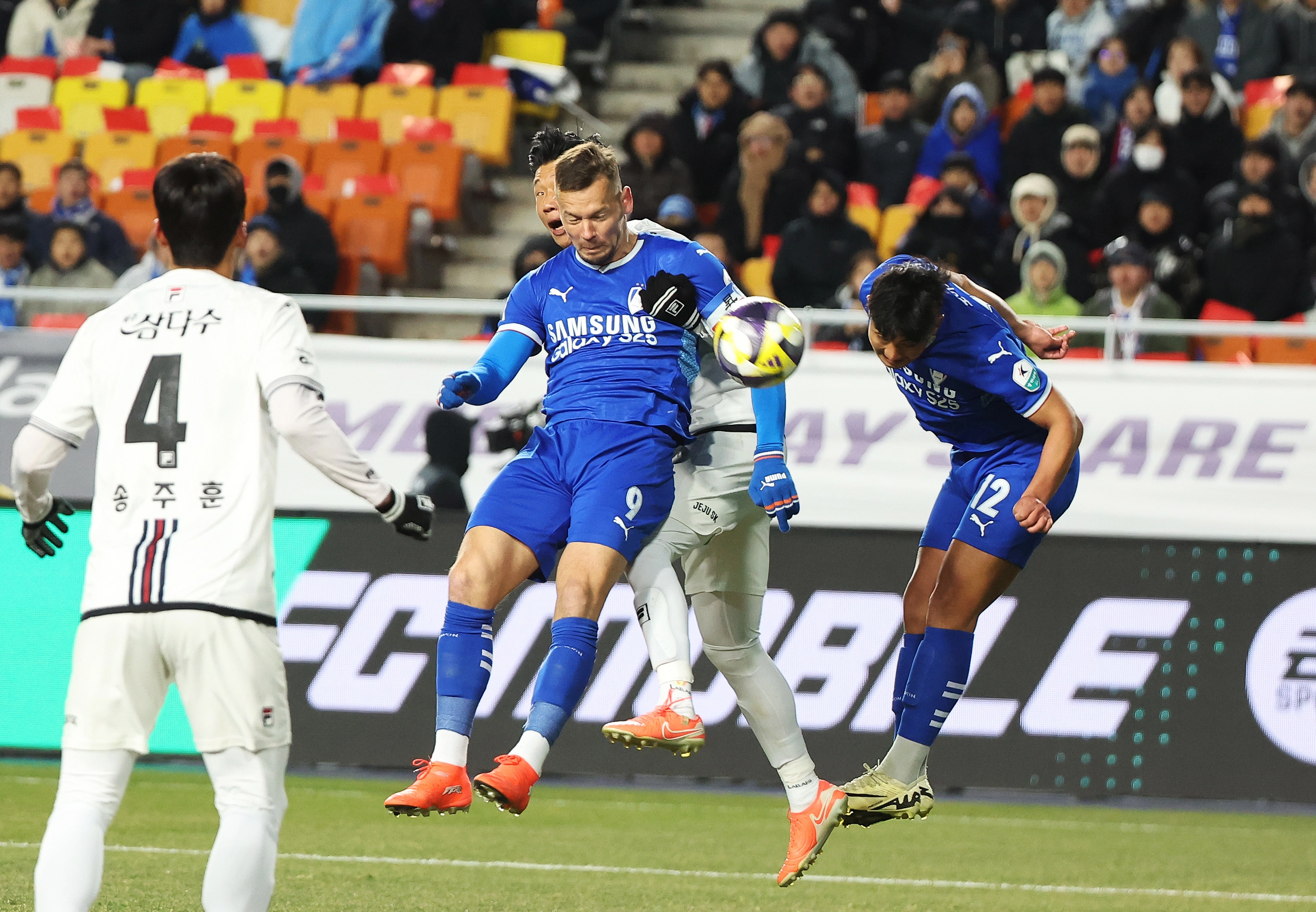 수원 삼성 일류첸코가 3일 수원월드컵경기장에서 열린 2025 K리그 승강 플레이오프 1차전 제주 SK와의 홈 경기에서 헤더 슛하고 있다. 연합뉴스