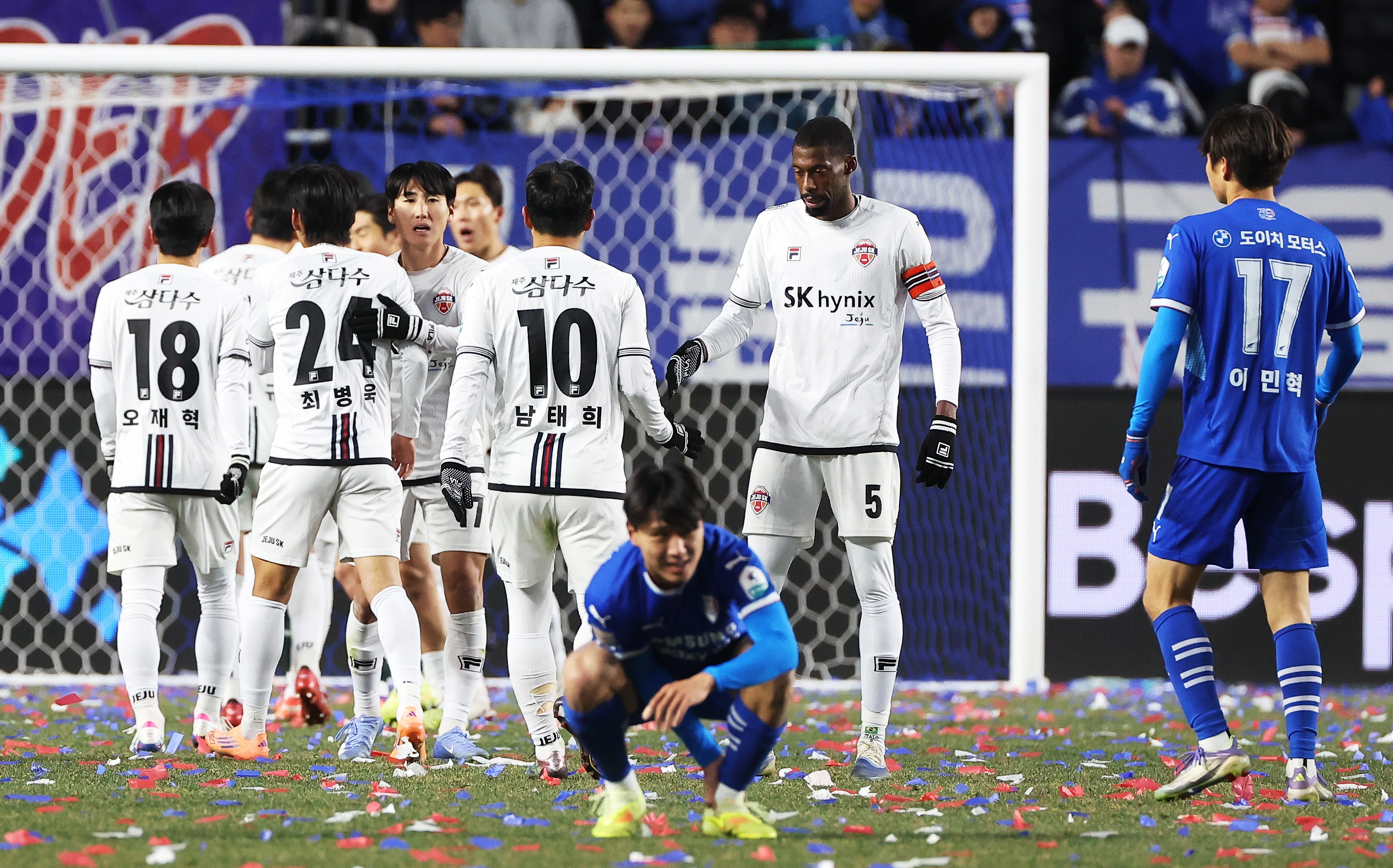 제주 SK 선수들이 3일 수원월드컵경기장에서 열린 2025 K리그 승강 플레이오프(PO) 1차전 수원 삼성과의 원정경기에서 1-0으로 승리한 뒤 기뻐하고 있다. 연합뉴스