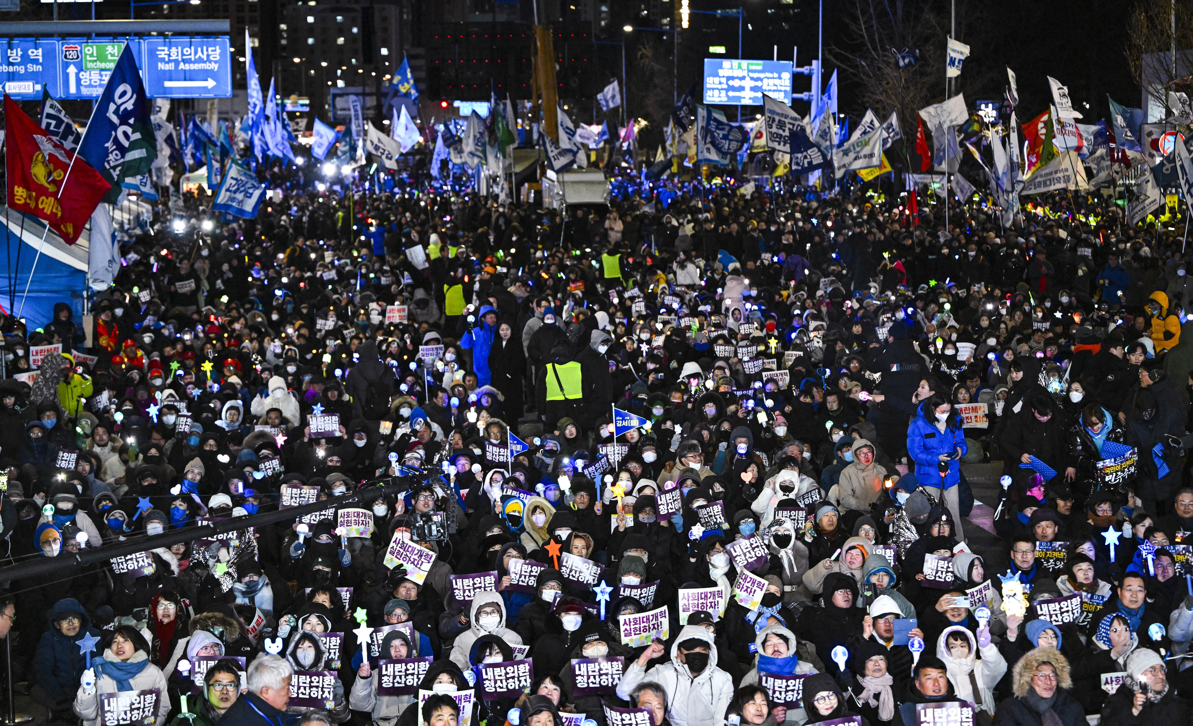 12·3 비상계엄 1주년인 3일 서울 여의도 국회 앞에서 열린 ‘12·3 내란외환 청산과 종식, 사회대개혁 시민대행진’에 참석한 시민들이 응원봉을 들고 있다. 2025.12.3 이지훈 기자