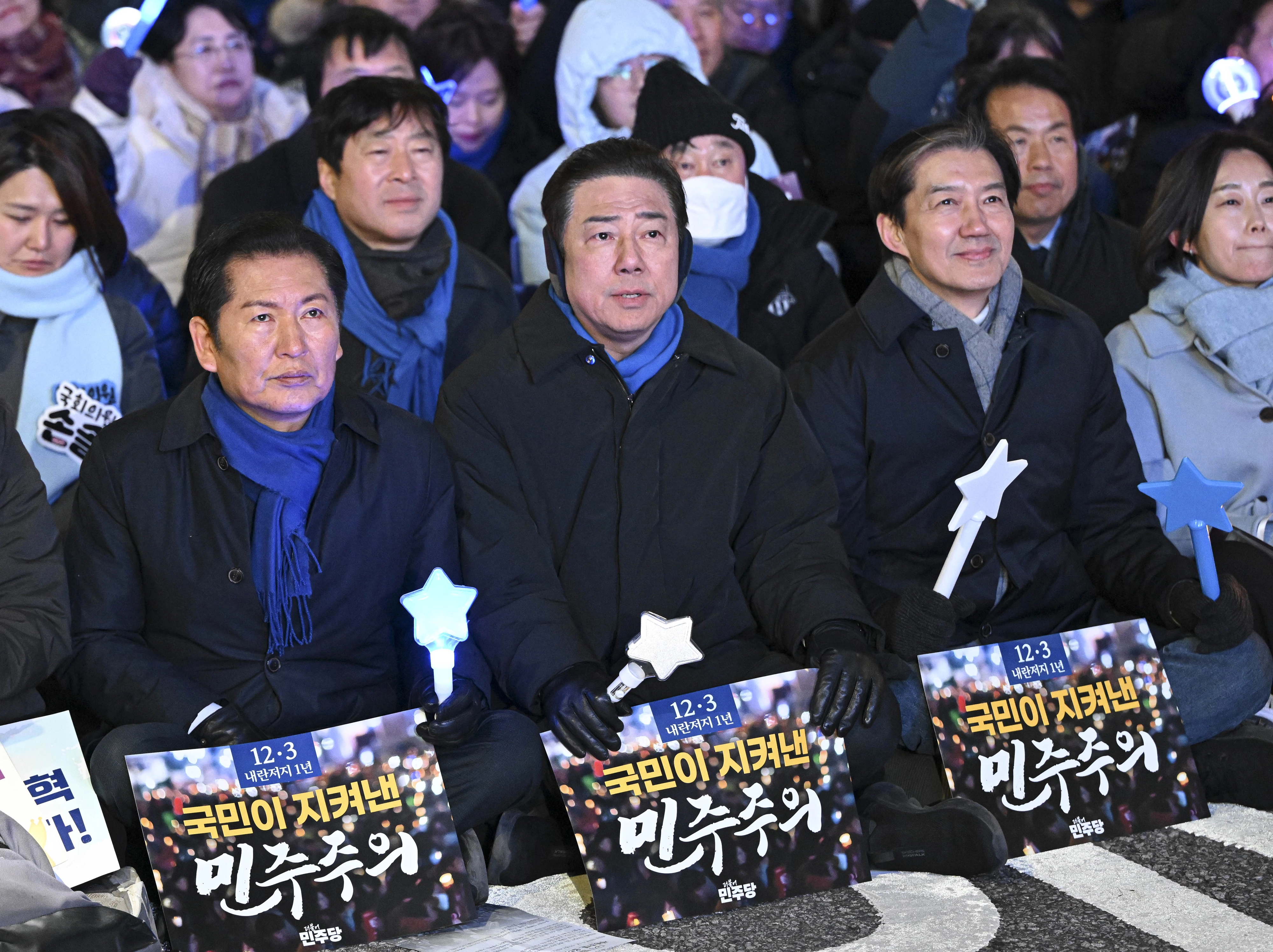 정청래(왼쪽부터) 더불어민주당 대표, 김병기 원내대표, 조국 조국혁신당 대표가 12·3 비상계엄 1주년인 3일 서울 여의도 국회 앞에서 열린 ‘12·3 내란외환 청산과 종식, 사회대개혁 시민대행진’에 참석해 있다. 2025.12.3 이지훈 기자